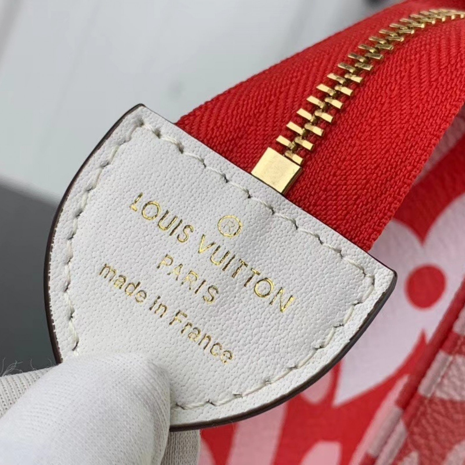 LV TOILETY POUCH 26 M47542BX