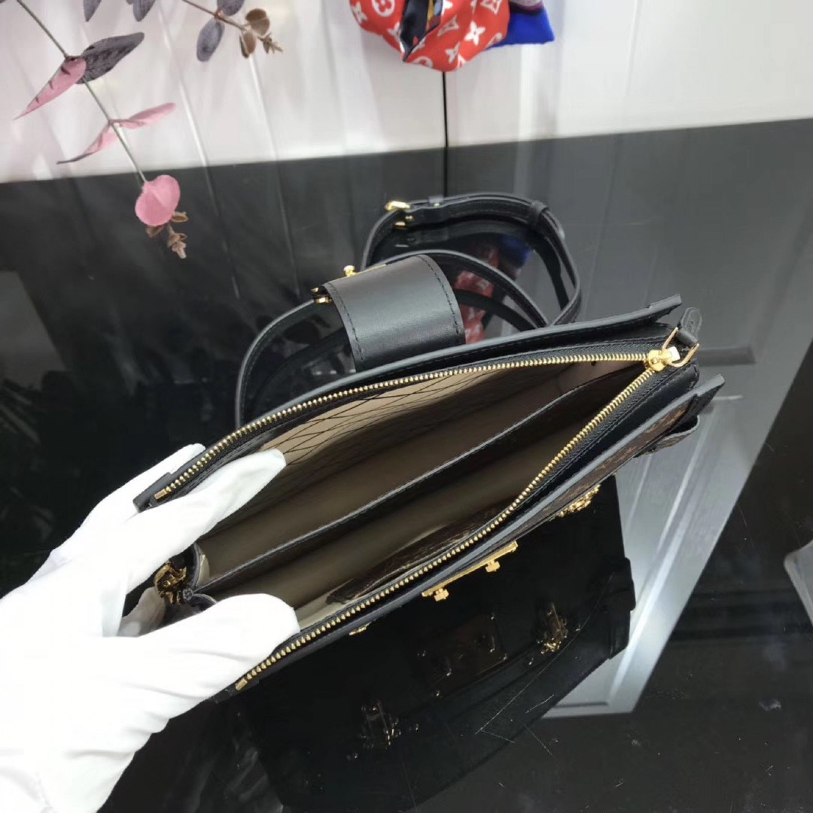 LV TRUNK CLUTCH M43596