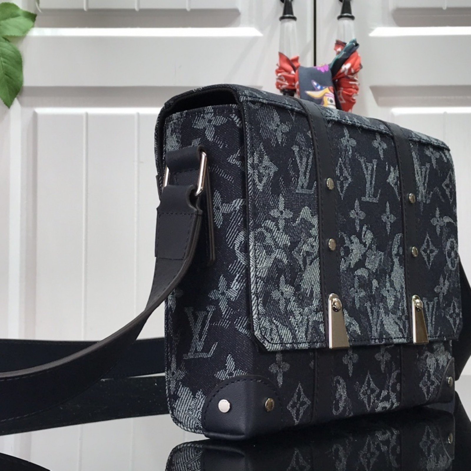 LV TRUNK MESSENGER M57282
