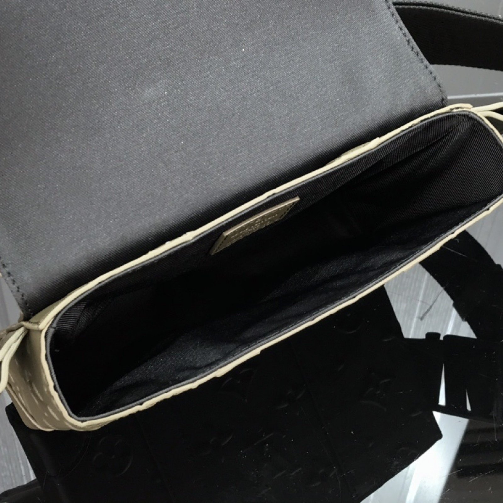 LV TRUNK MESSENGER M57952