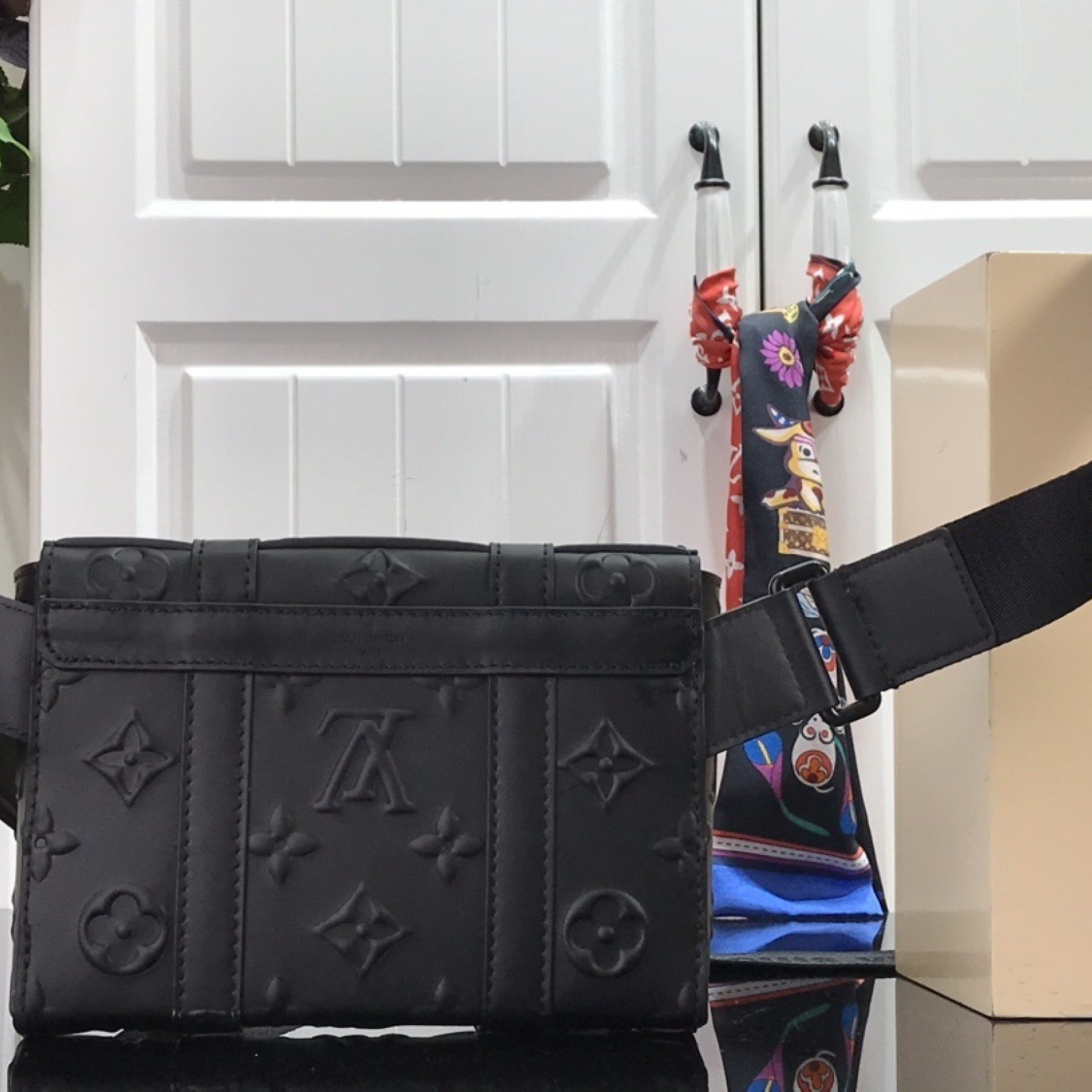 LV TRUNK MESSENGER M57952