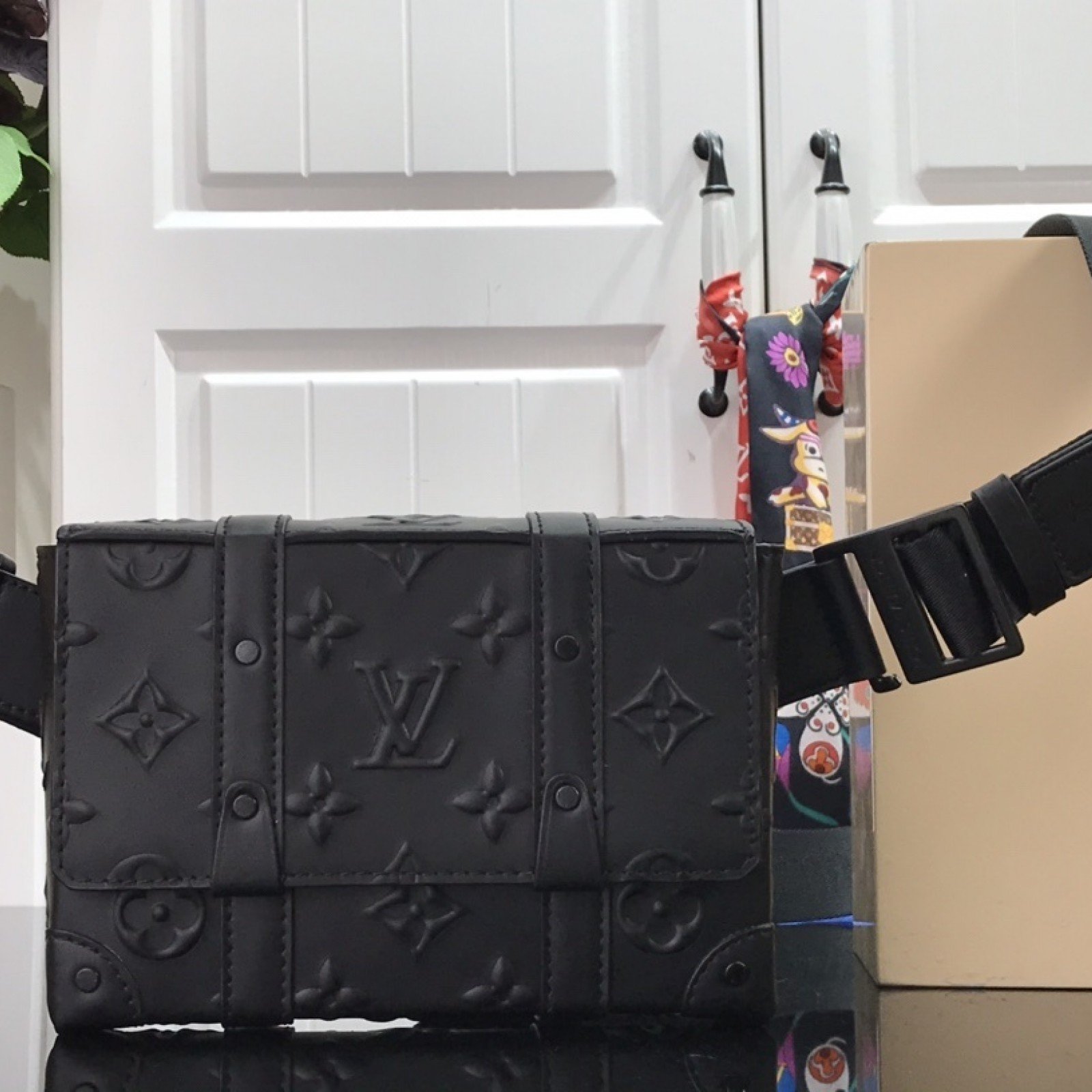 LV TRUNK MESSENGER M57952