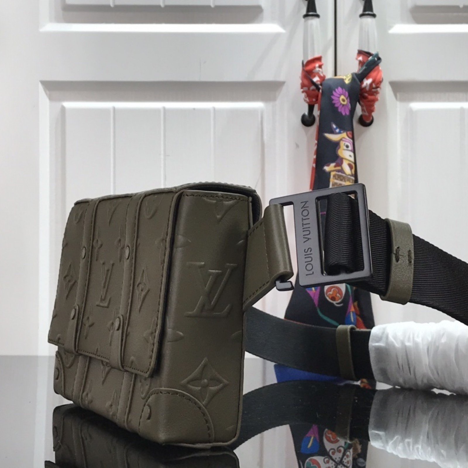 LV TRUNK MESSENGER M57952