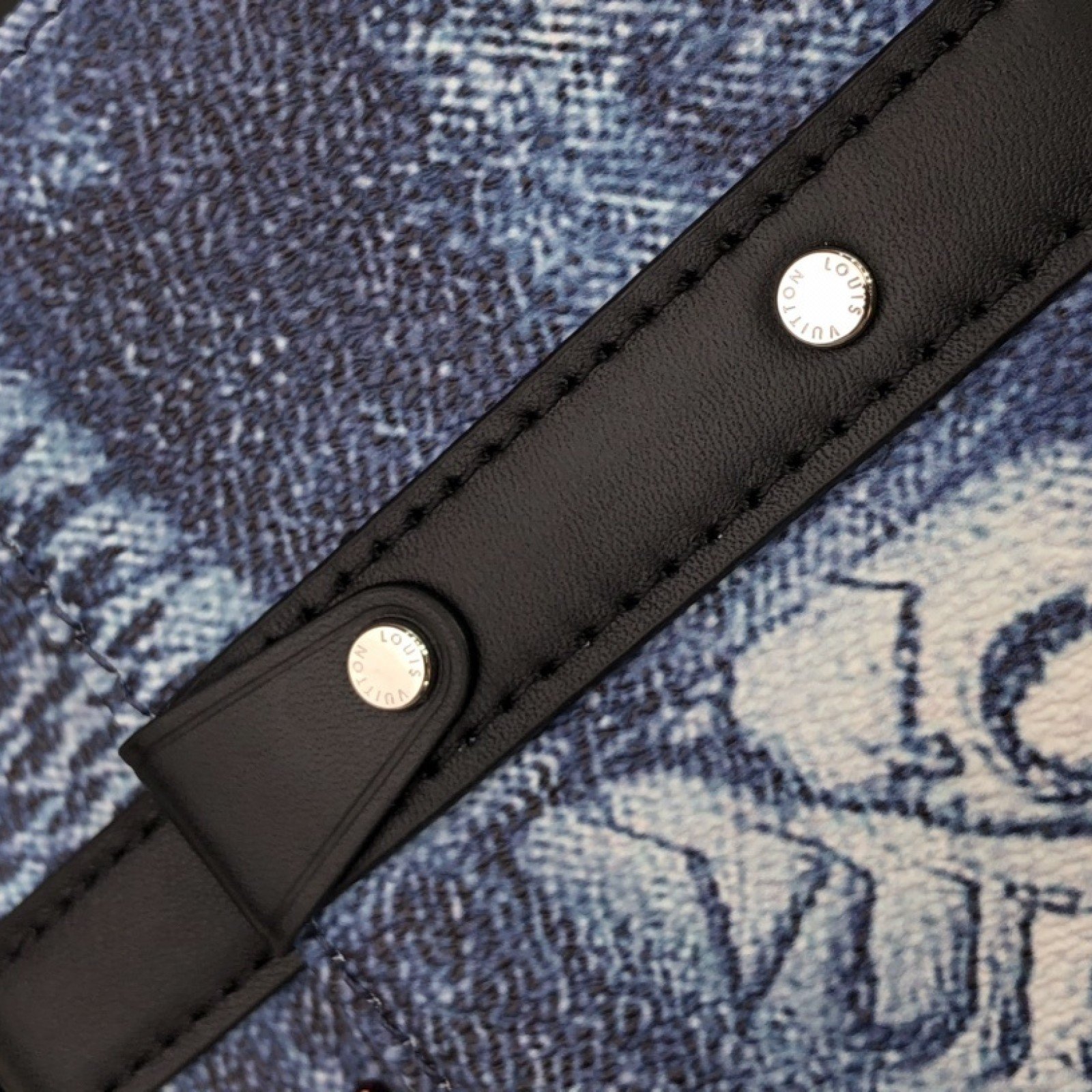 LV TRUNK SLINGBAG N50061
