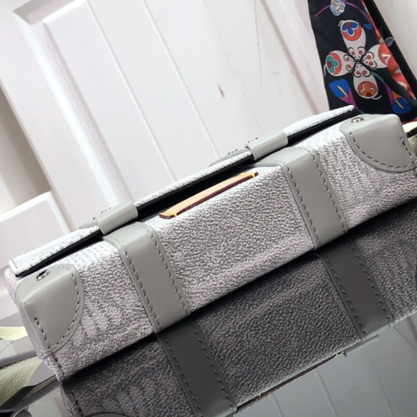 LV TRUNK SLINGBAG N50061