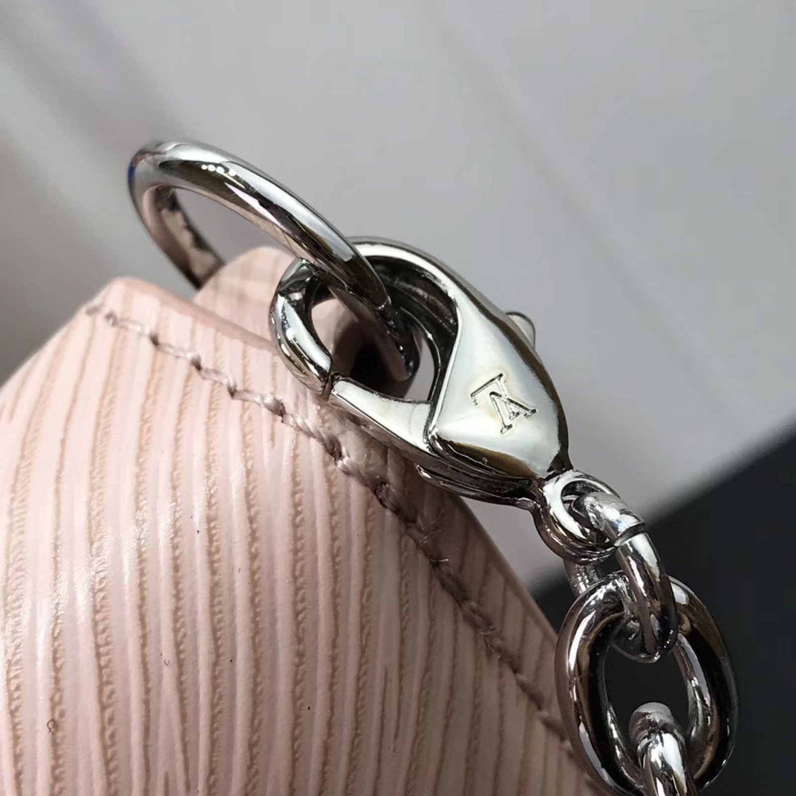 LV TWIST BELT CHAIN WALLET M68559