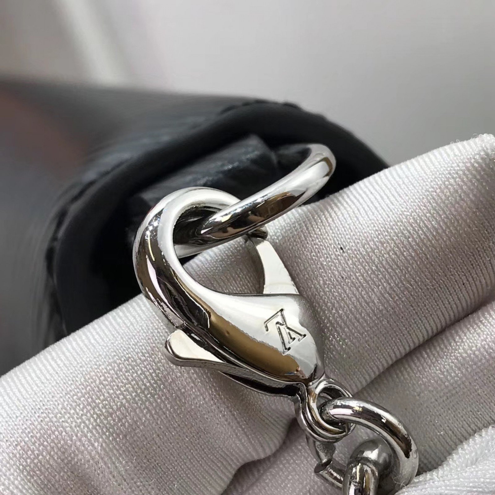 LV TWIST BELT CHAIN WALLET M68559