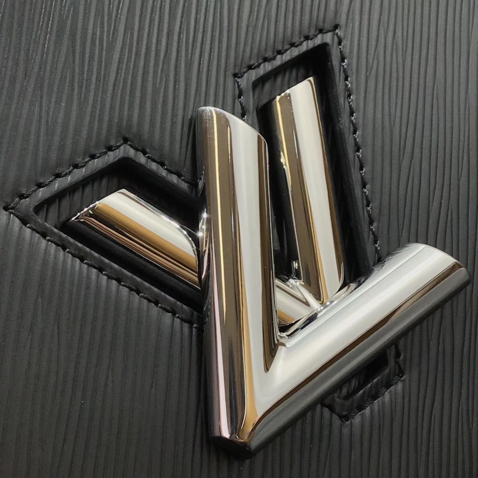 LV TWIST BELT CHAIN WALLET M68559