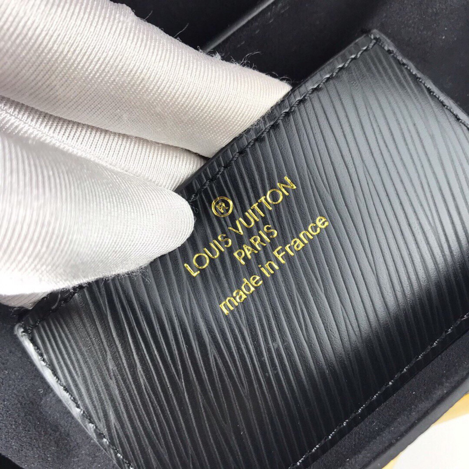 LV TWIST MM BAG M52890