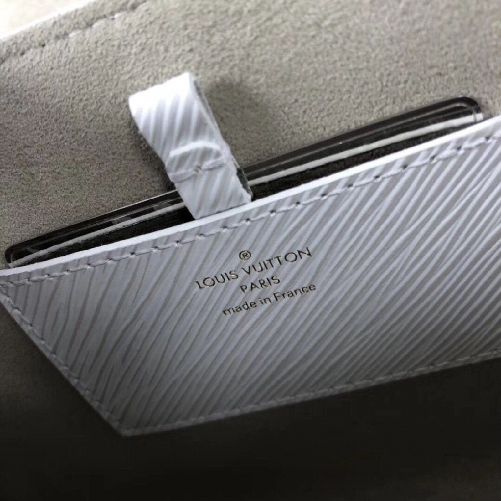 LV TWIST MM BAG M52890