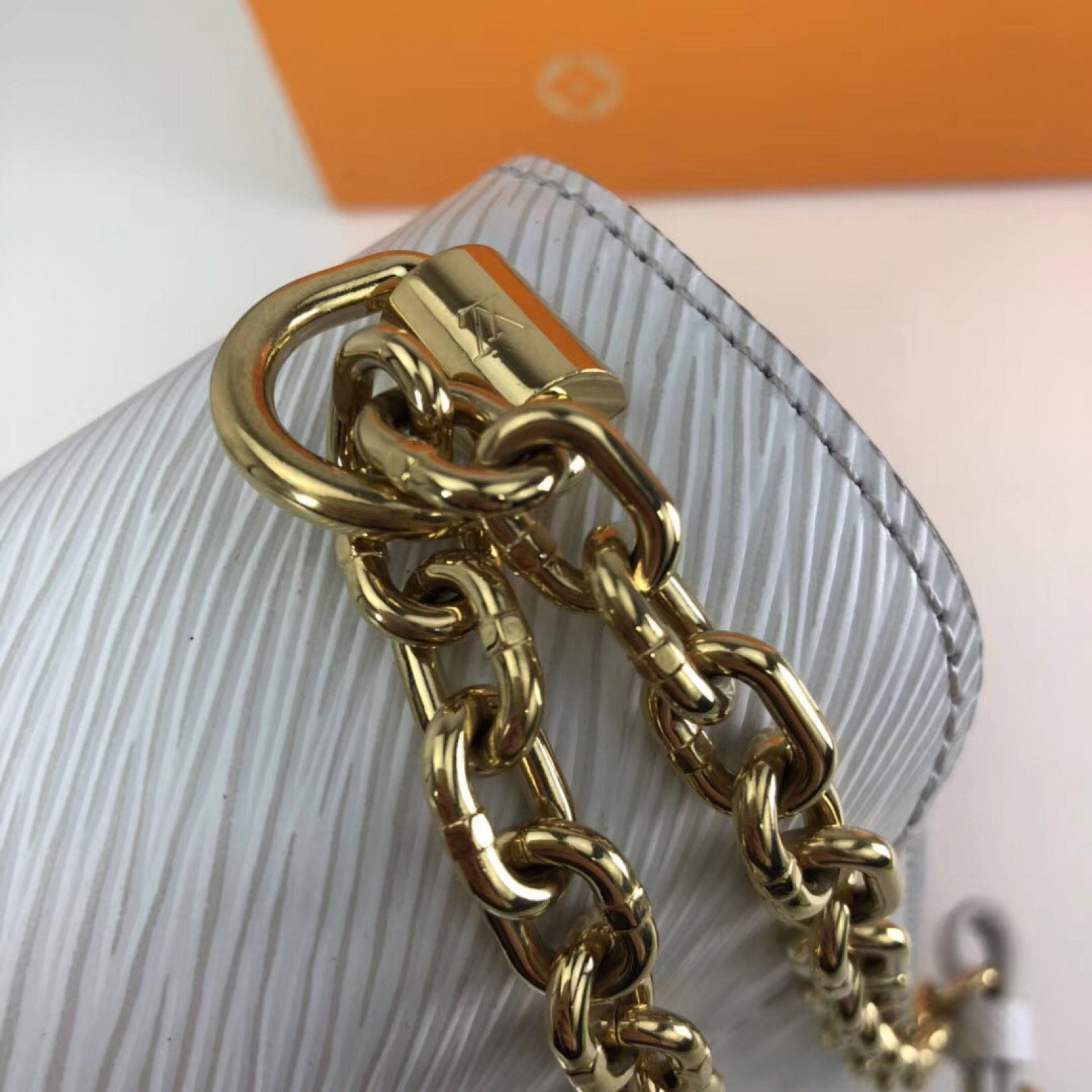 LV TWIST MM BAG M52890