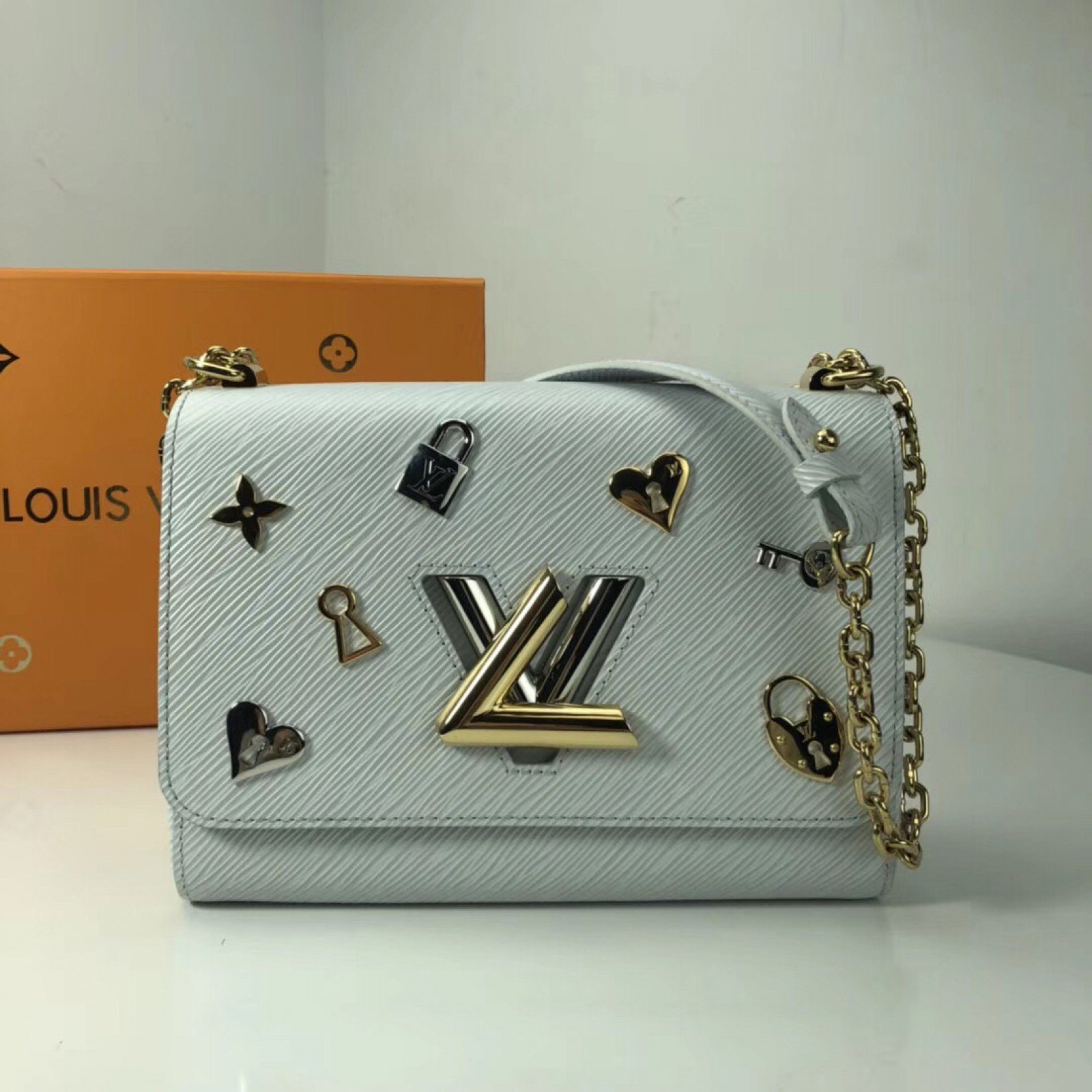 LV TWIST MM BAG M52890