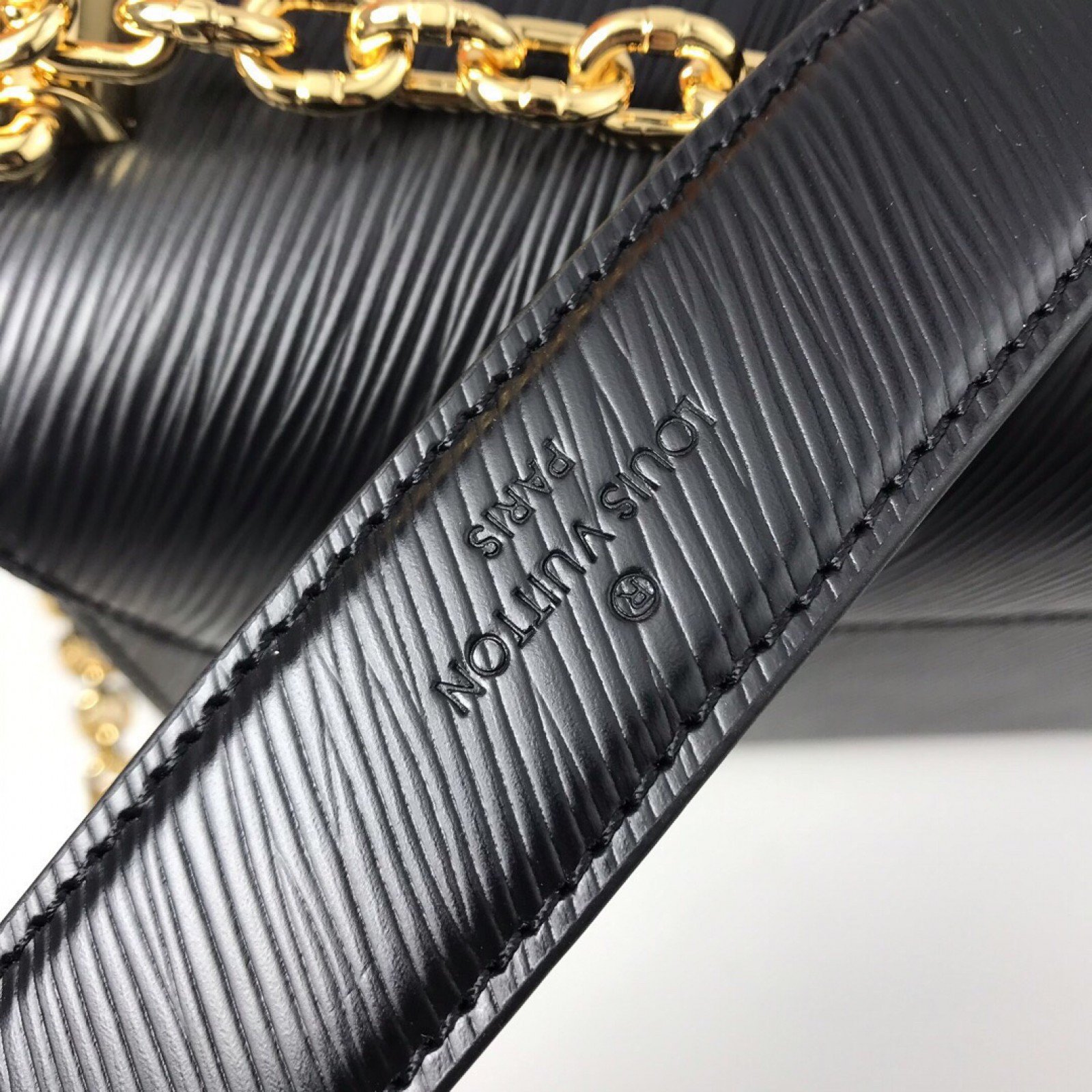 LV TWIST MM BAG M52890