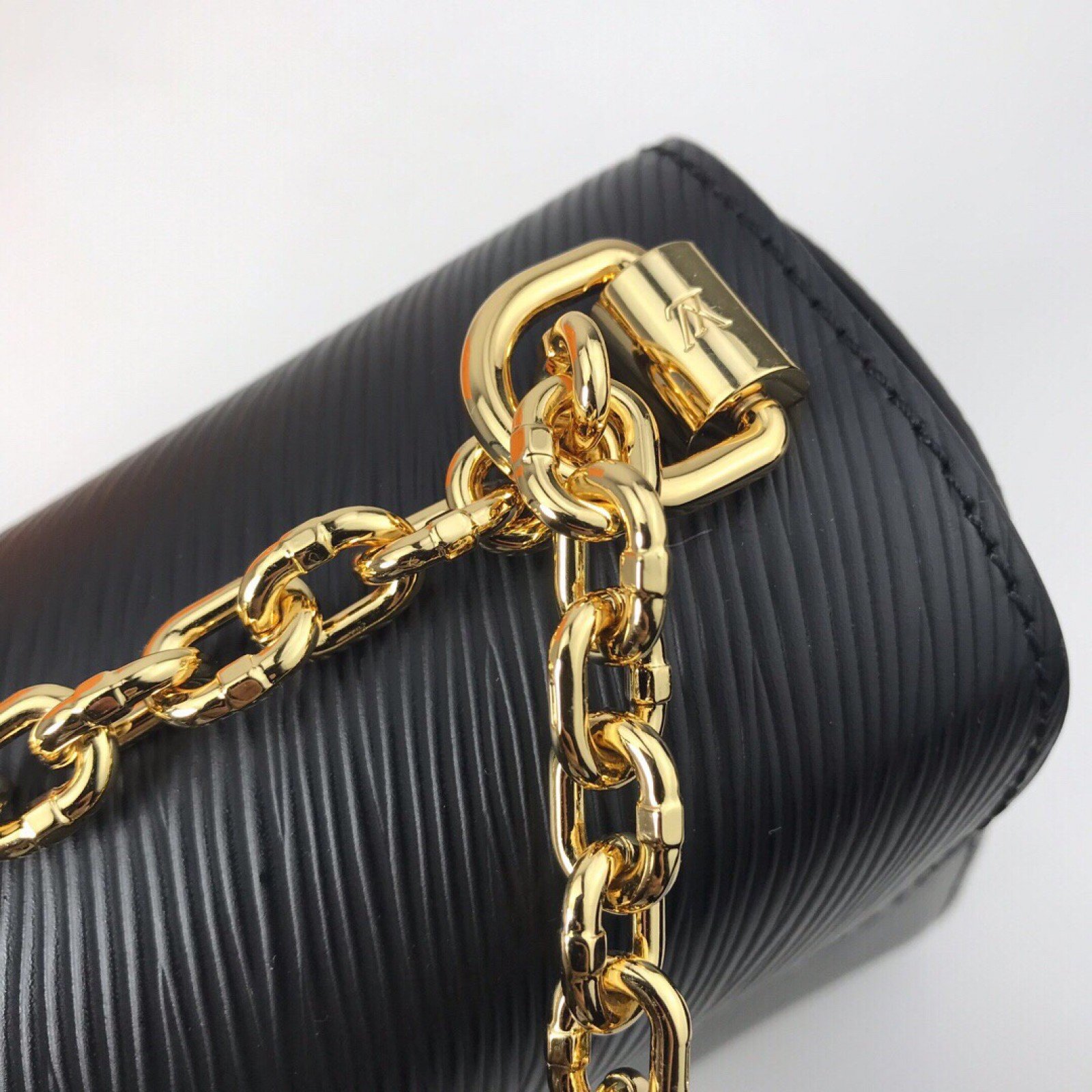 LV TWIST MM BAG M52890