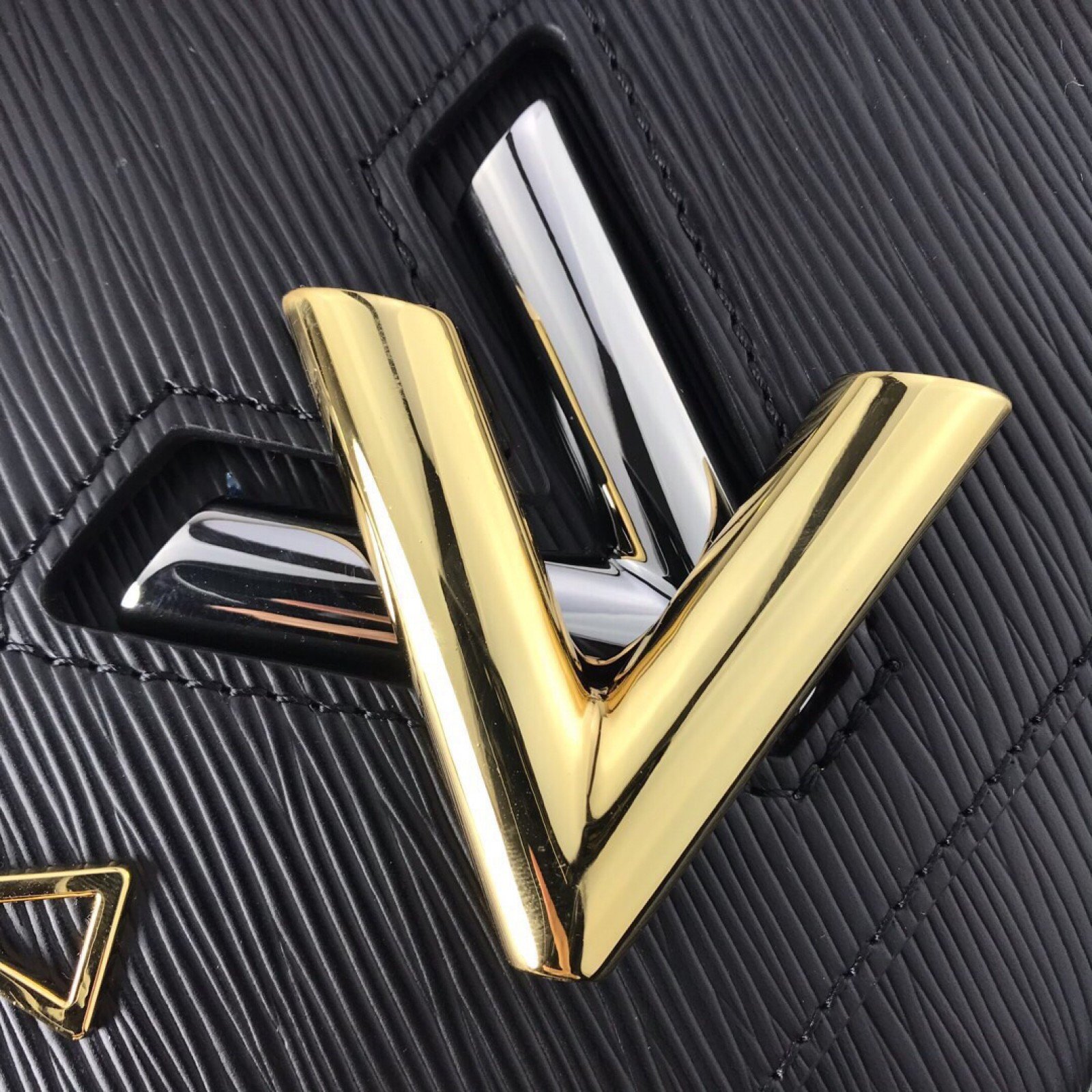 LV TWIST MM BAG M52890
