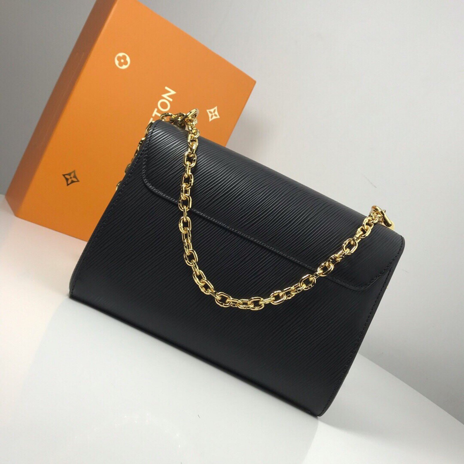 LV TWIST MM BAG M52890