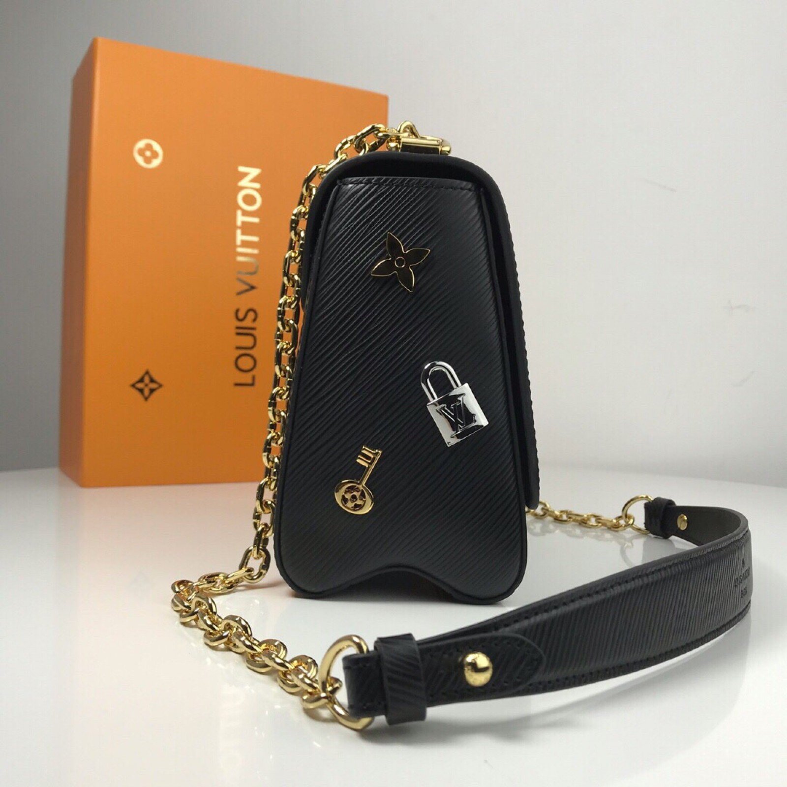 LV TWIST MM BAG M52890