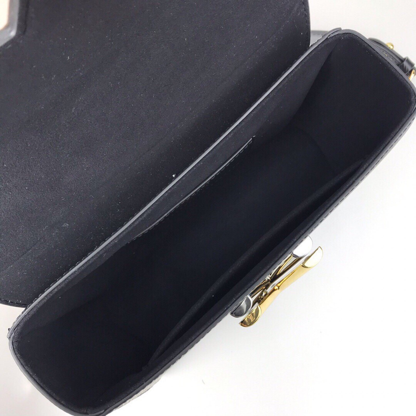 LV TWIST MM BAG M52890