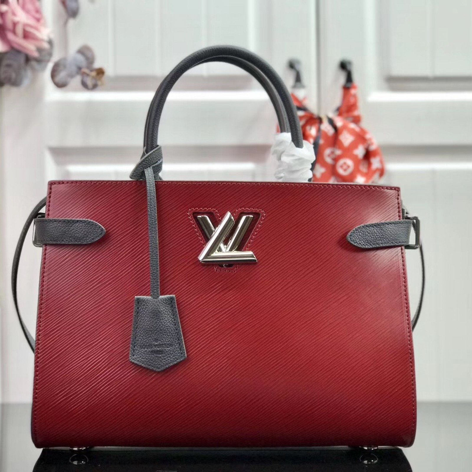 LV TWIST TOTE M54811