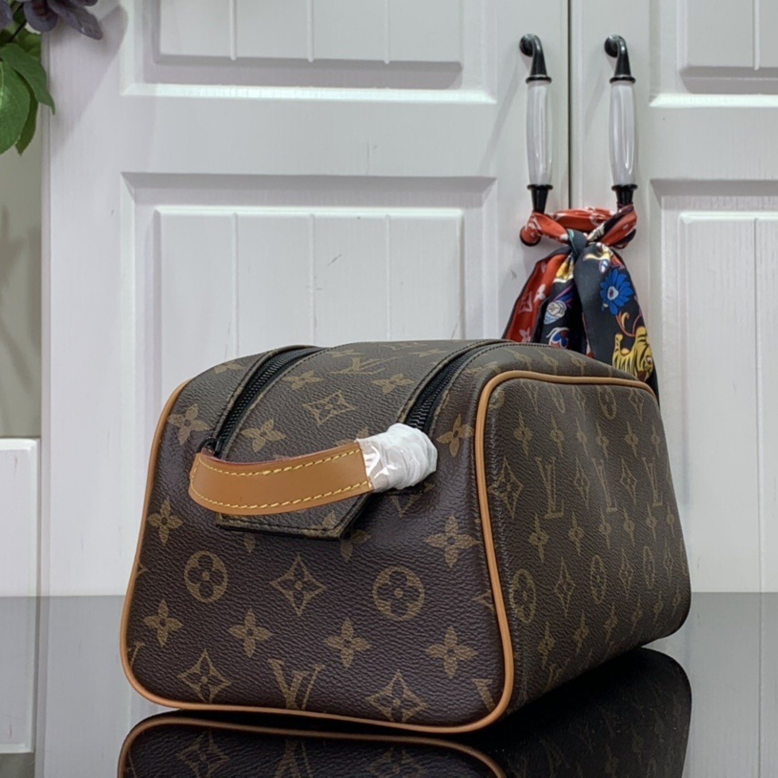 LV Toilet bag m46696