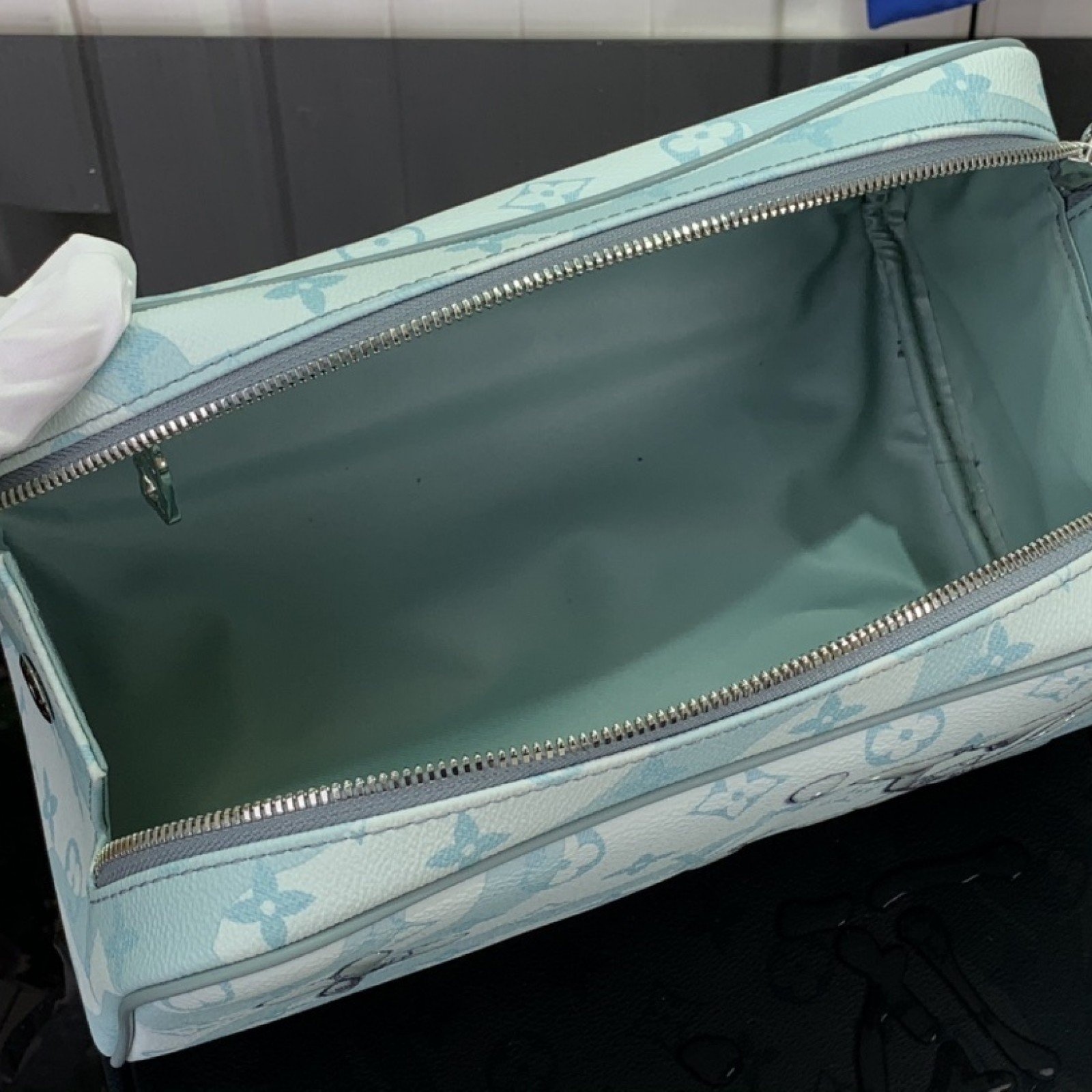 LV Toiletry bag M82337A