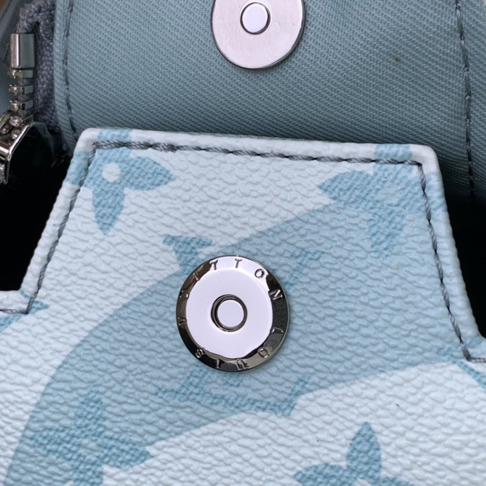 LV Toiletry bag M82337A