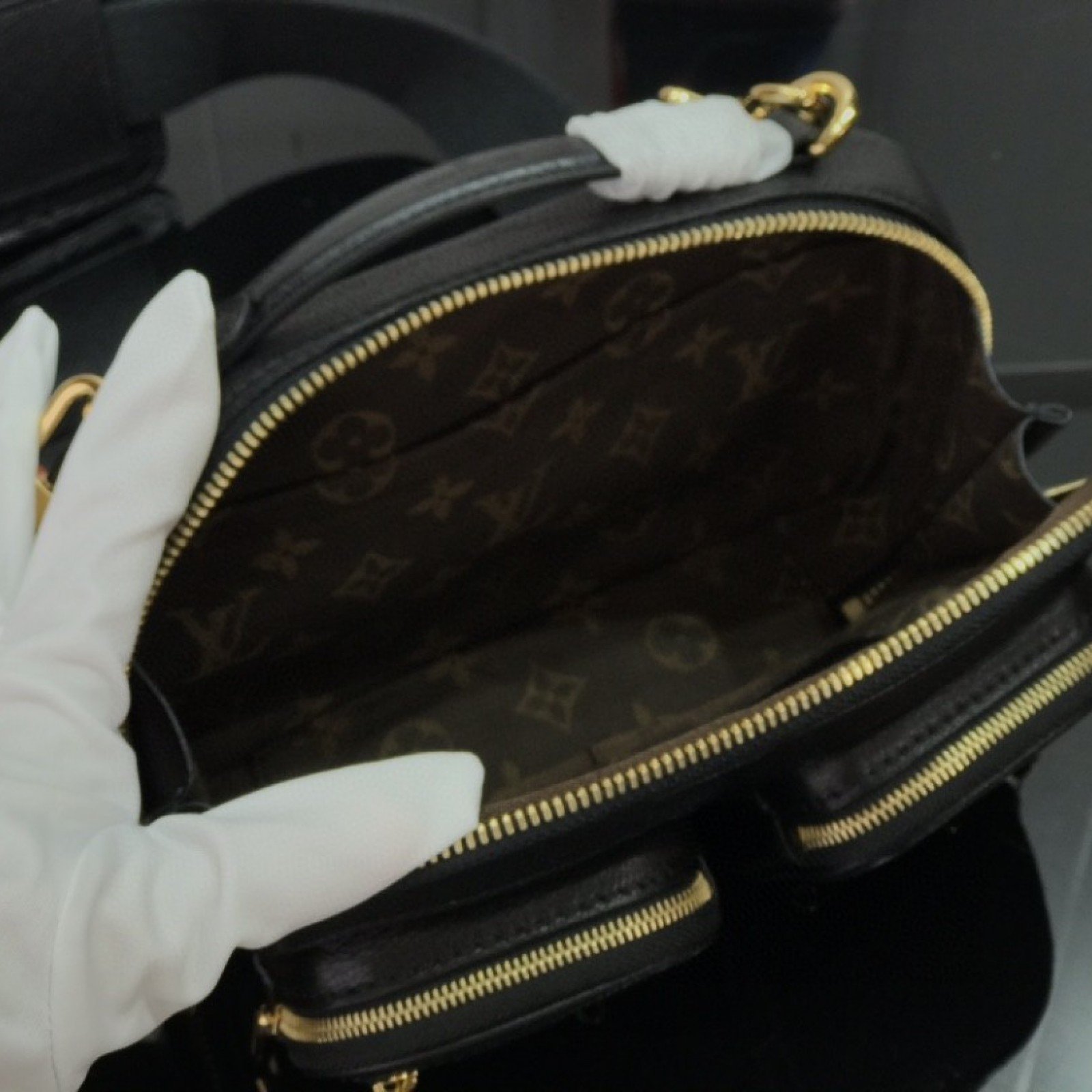 LV UTILITY CROSSBODY M80450