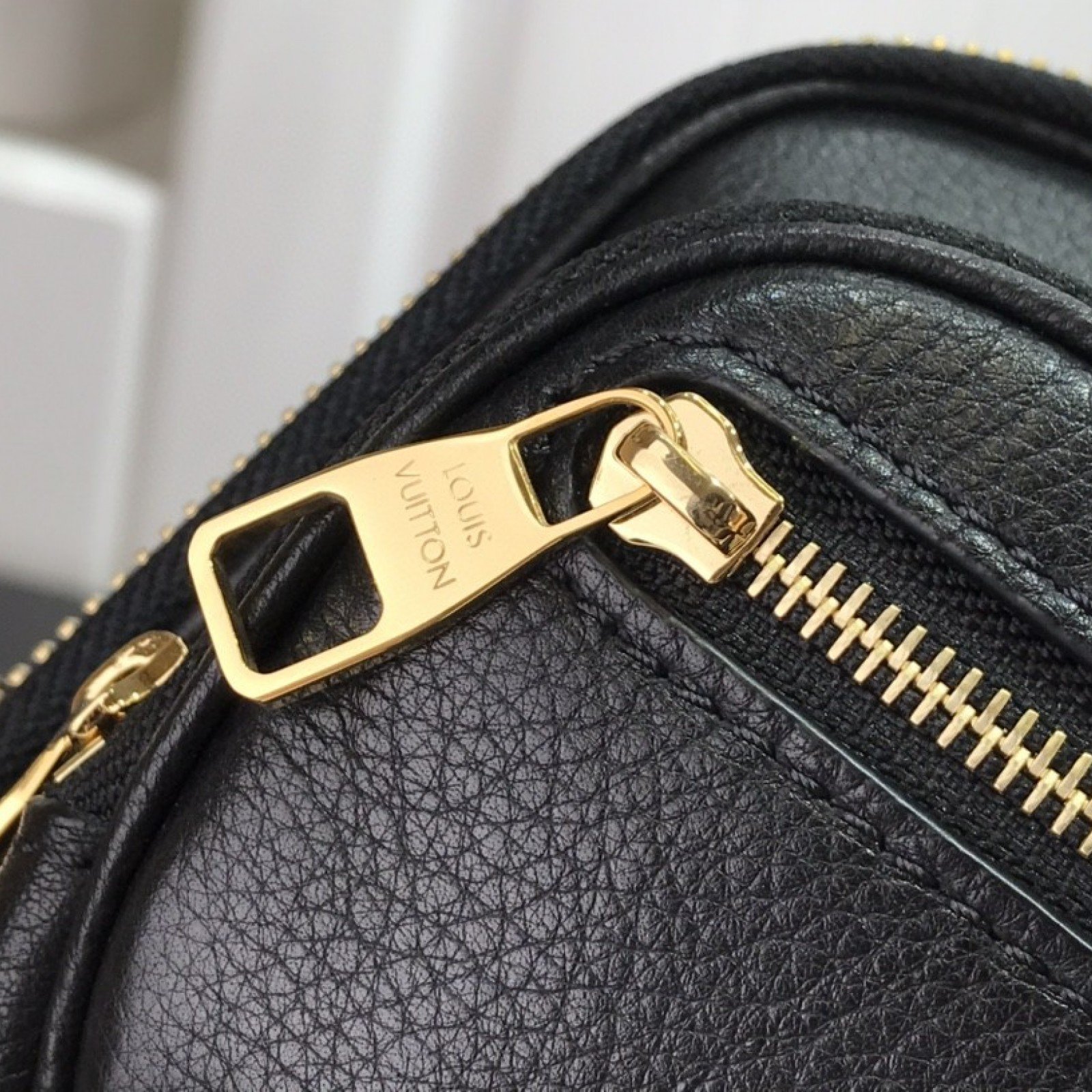 LV UTILITY CROSSBODY M80450