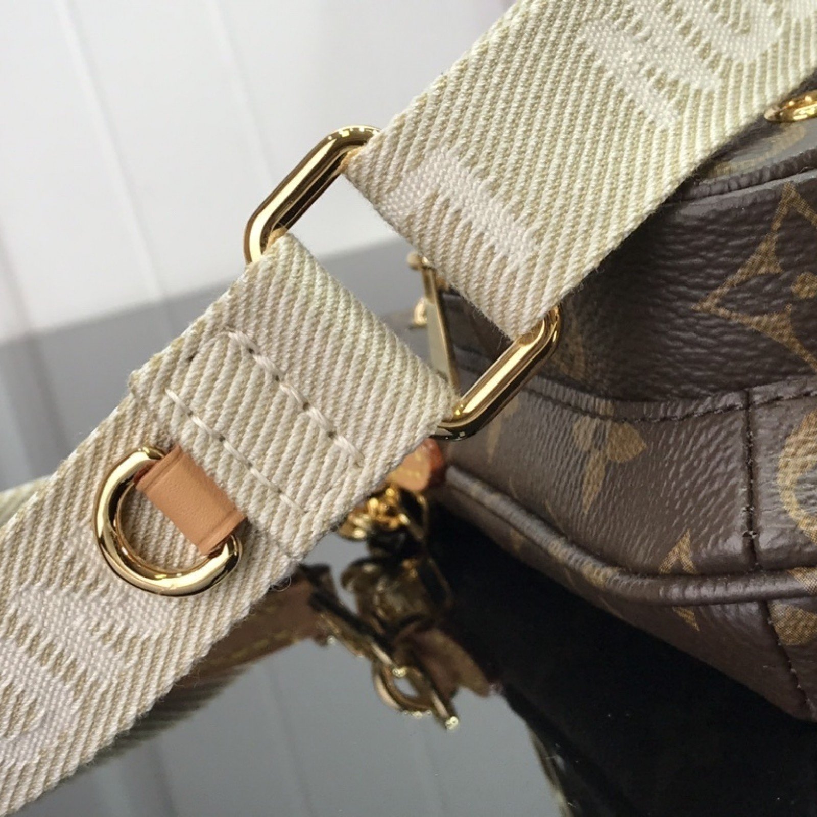 LV UTILITY PHONE SLEEVE M80746