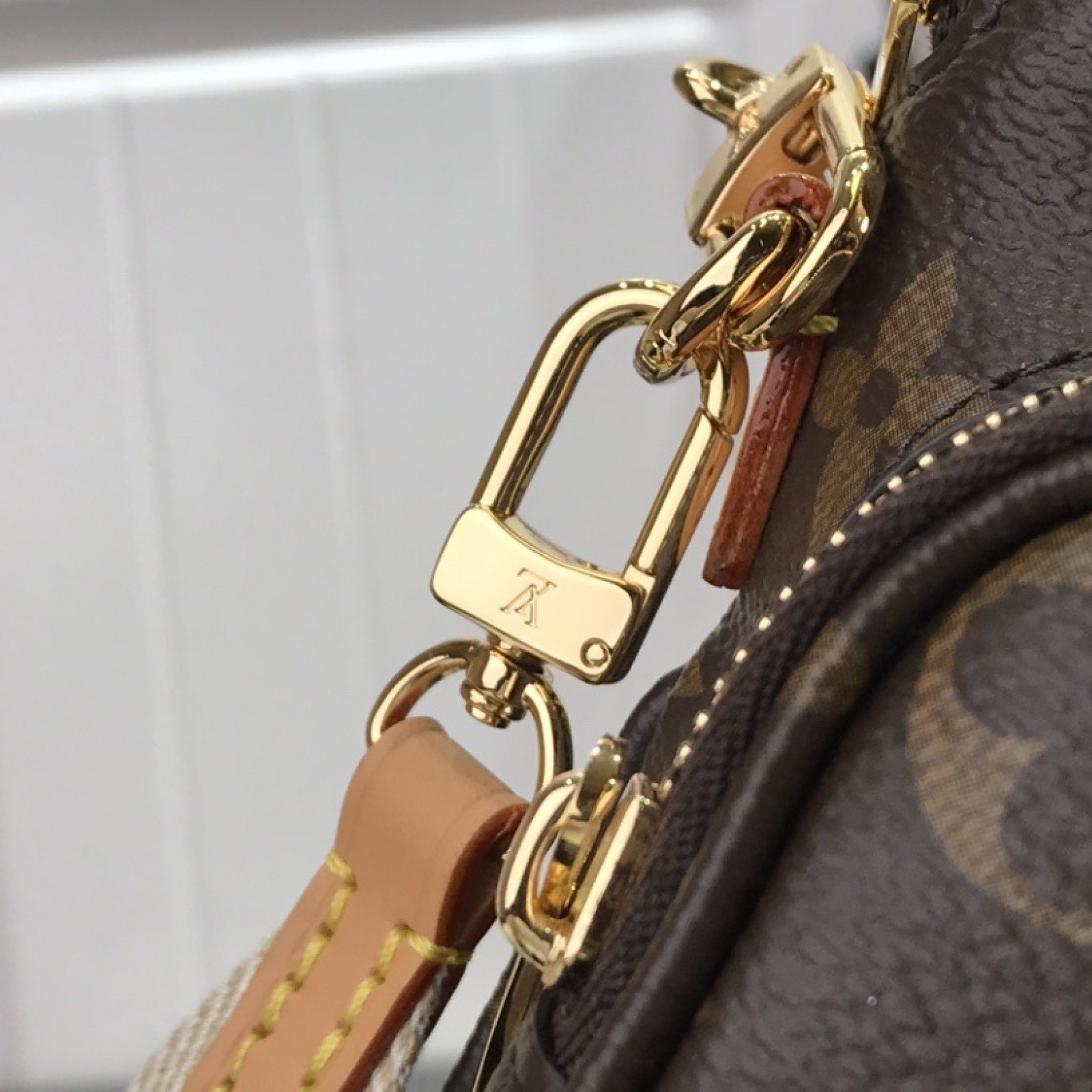 LV UTILITY PHONE SLEEVE M80746