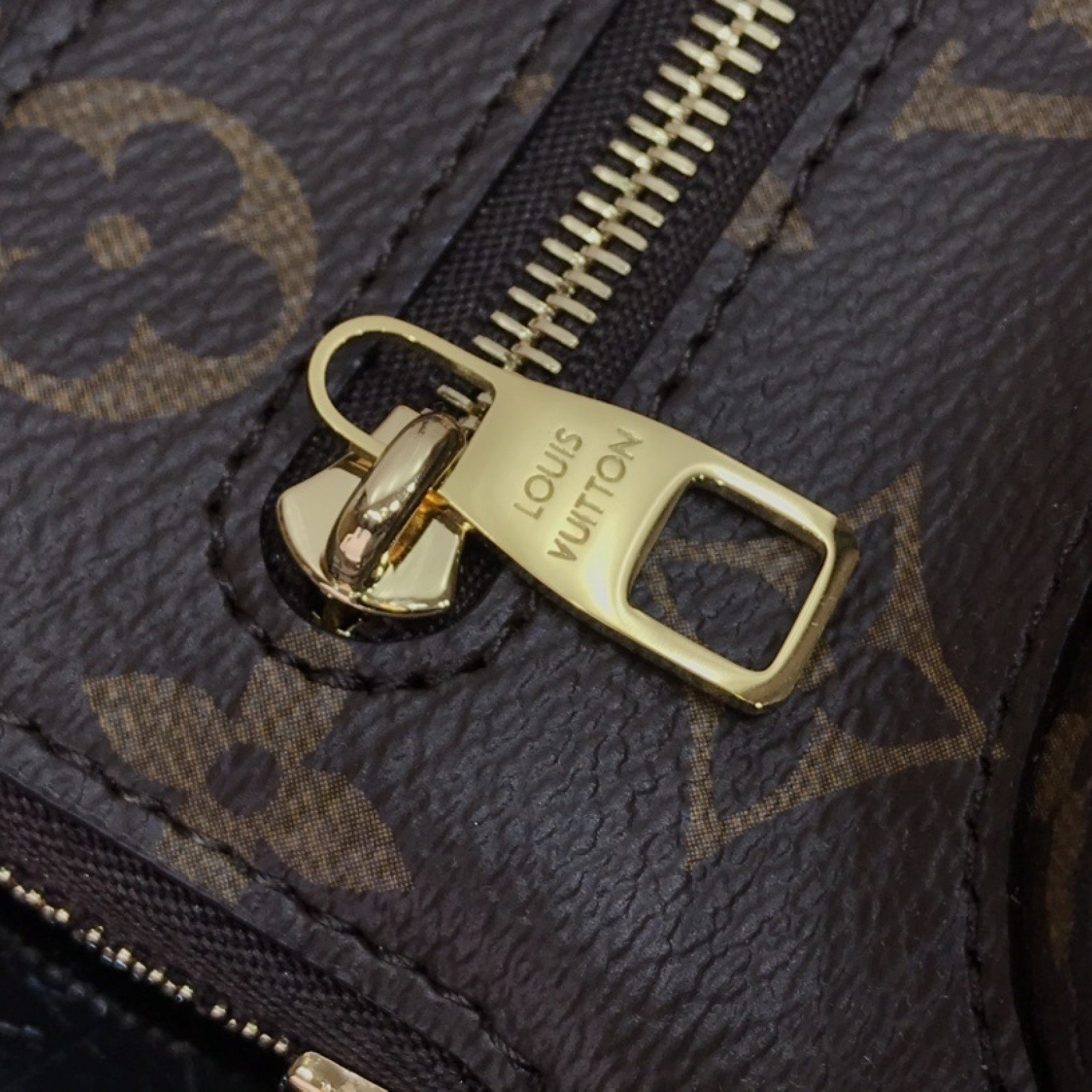 LV UTILITY PHONE SLEEVE M80746