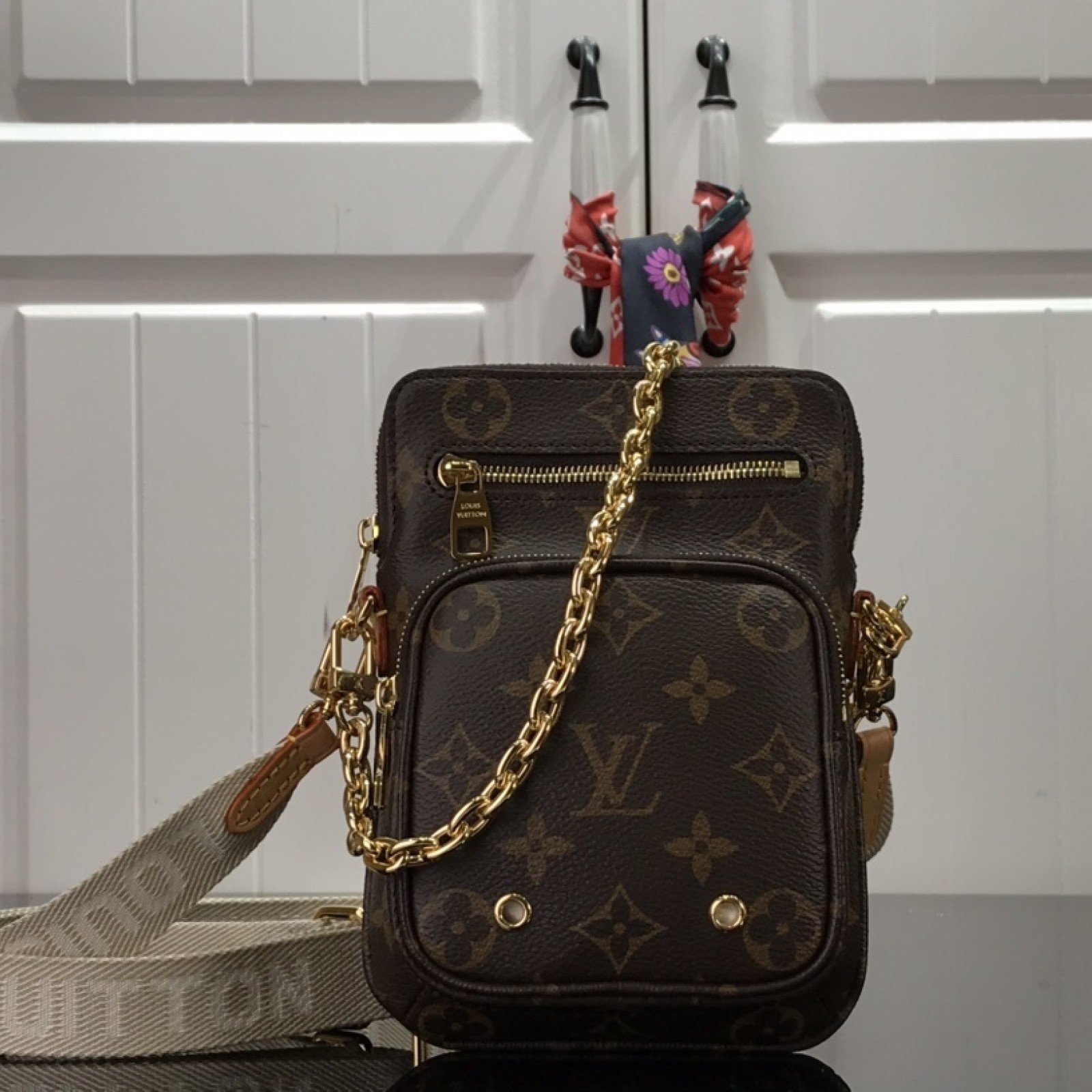 LV UTILITY PHONE SLEEVE M80746