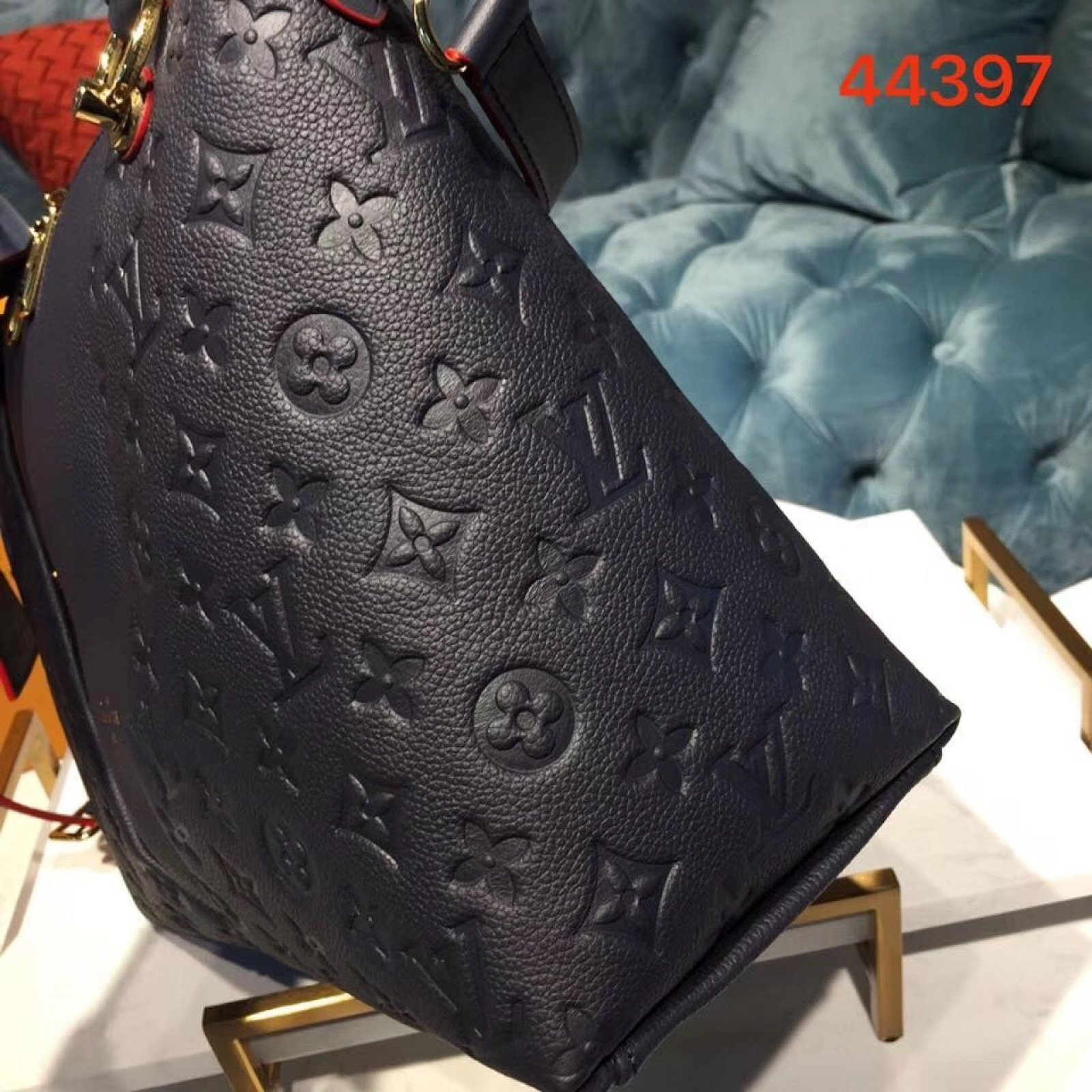 LV V TOTE MM M44397