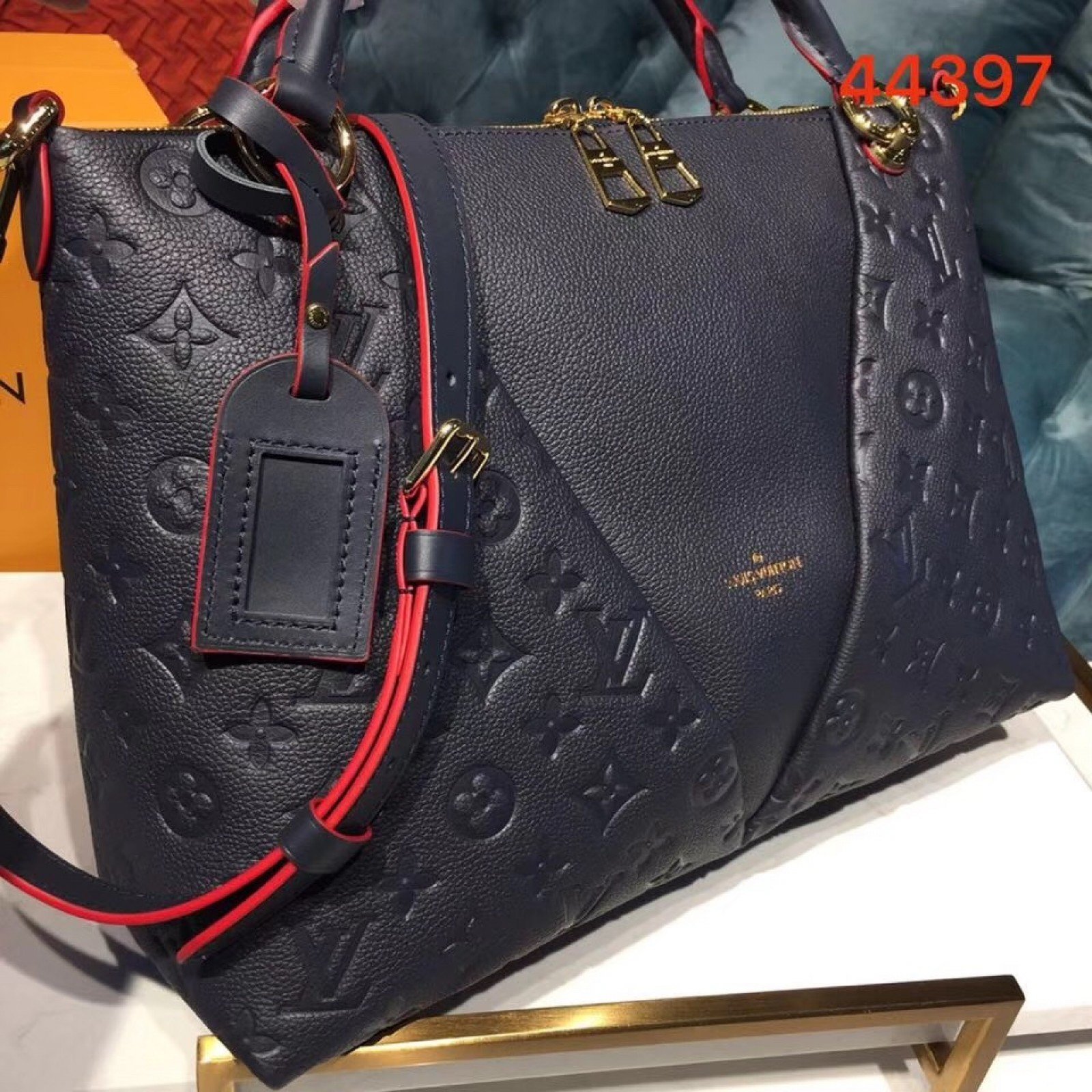 LV V TOTE MM M44397