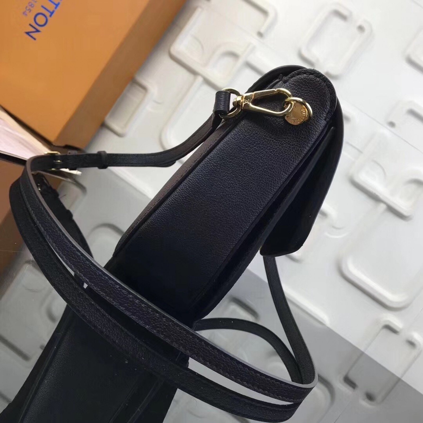 LV VERY MESSENGER BAG M51682