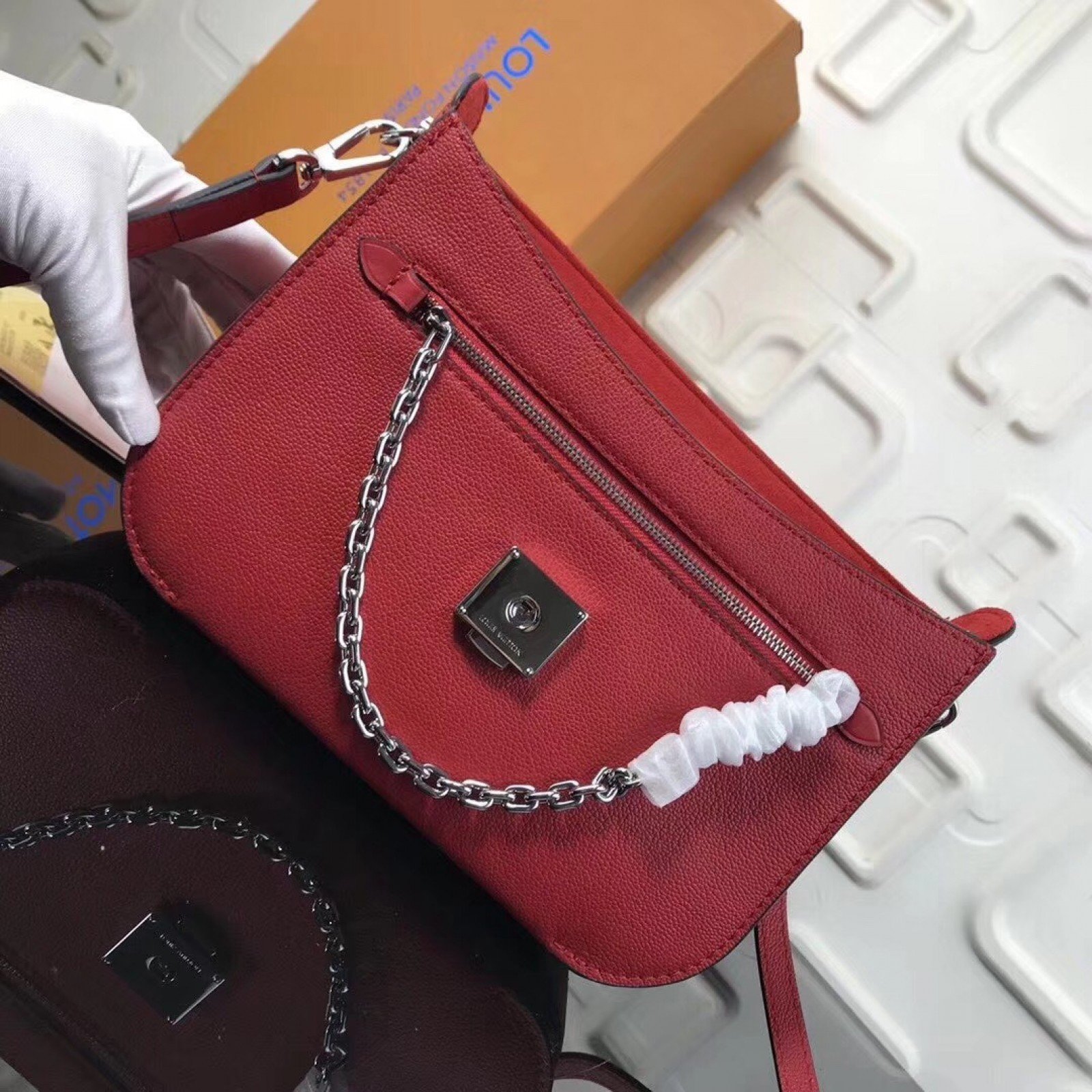 LV VERY MESSENGER BAG M51682