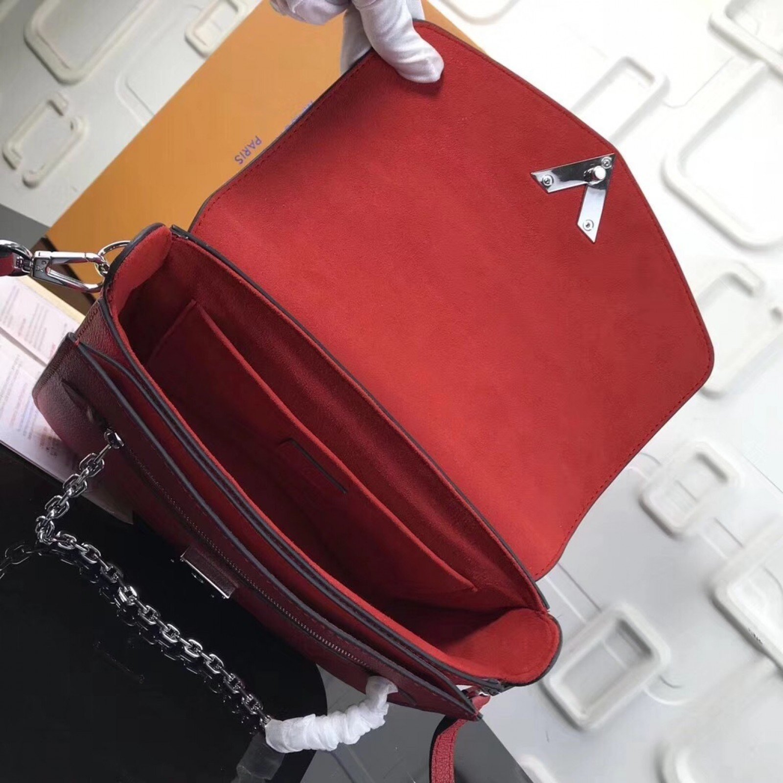 LV VERY MESSENGER BAG M51682