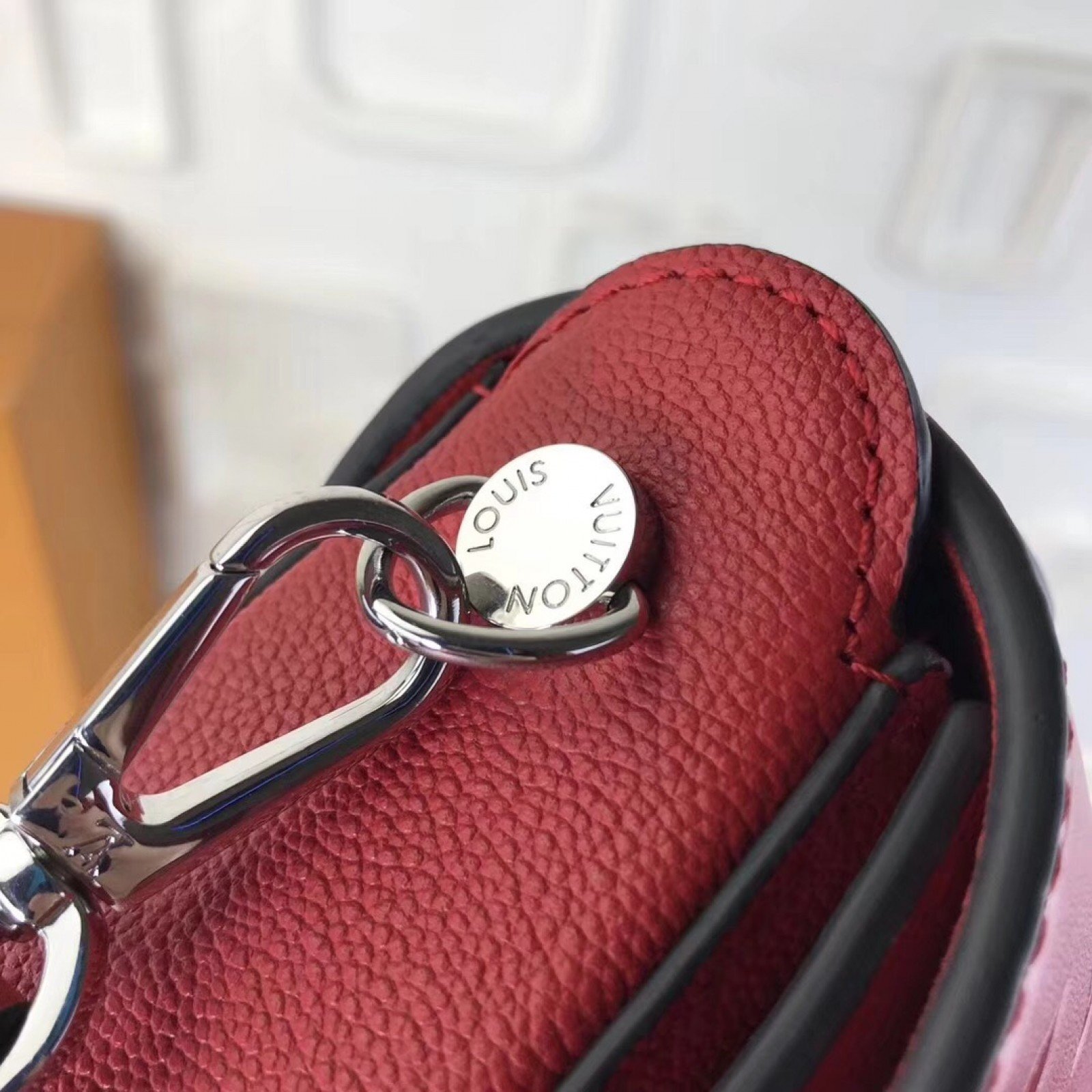 LV VERY MESSENGER BAG M51682