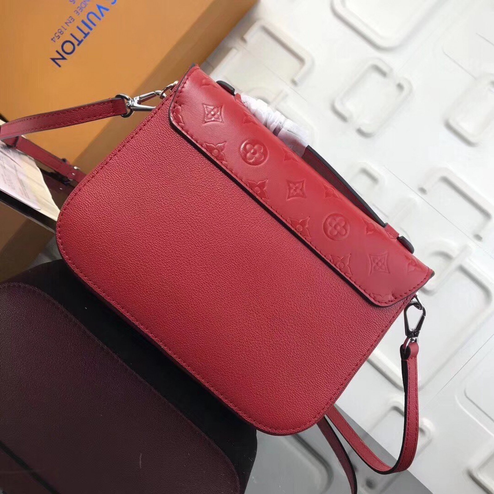 LV VERY MESSENGER BAG M51682