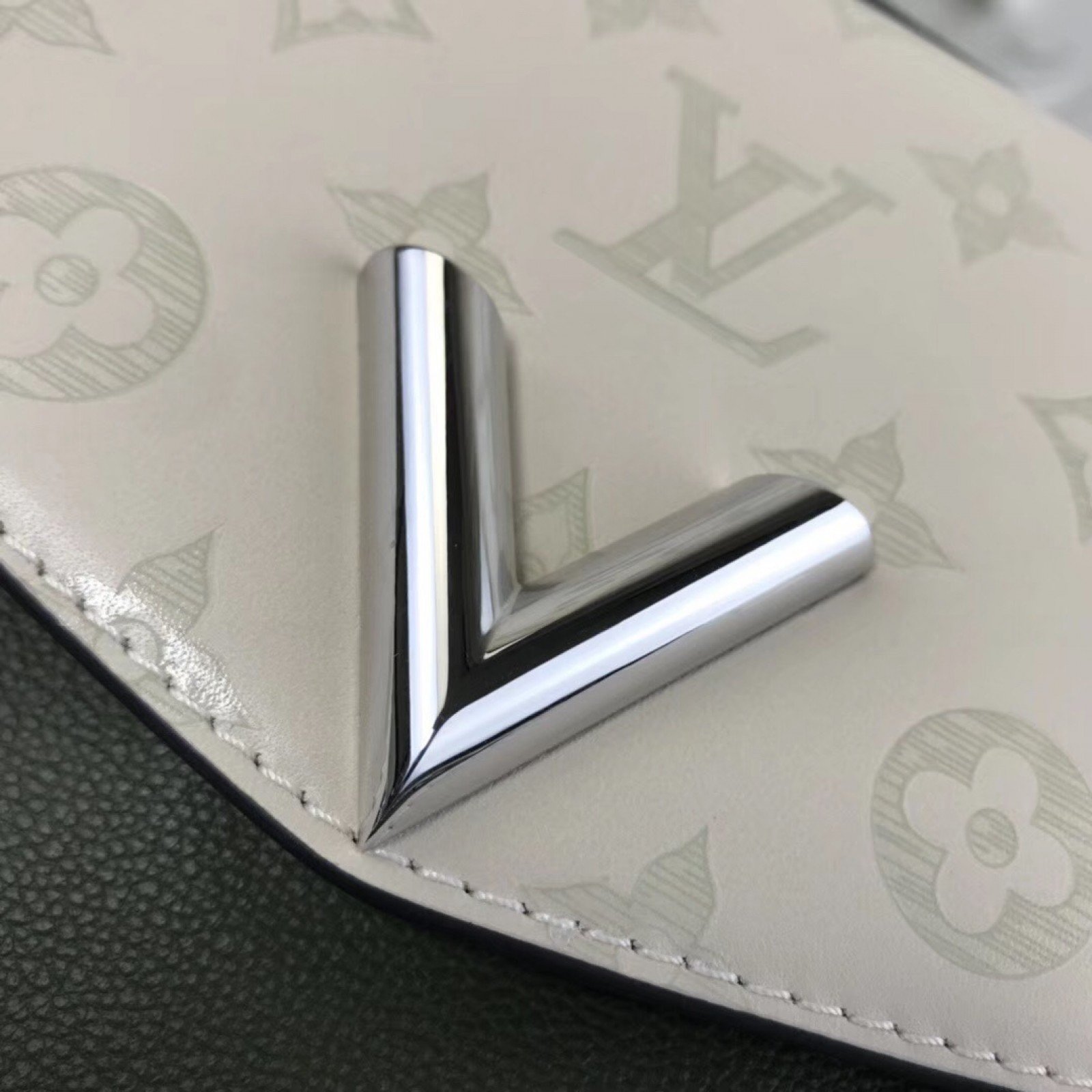LV VERY MESSENGER BAG M51682