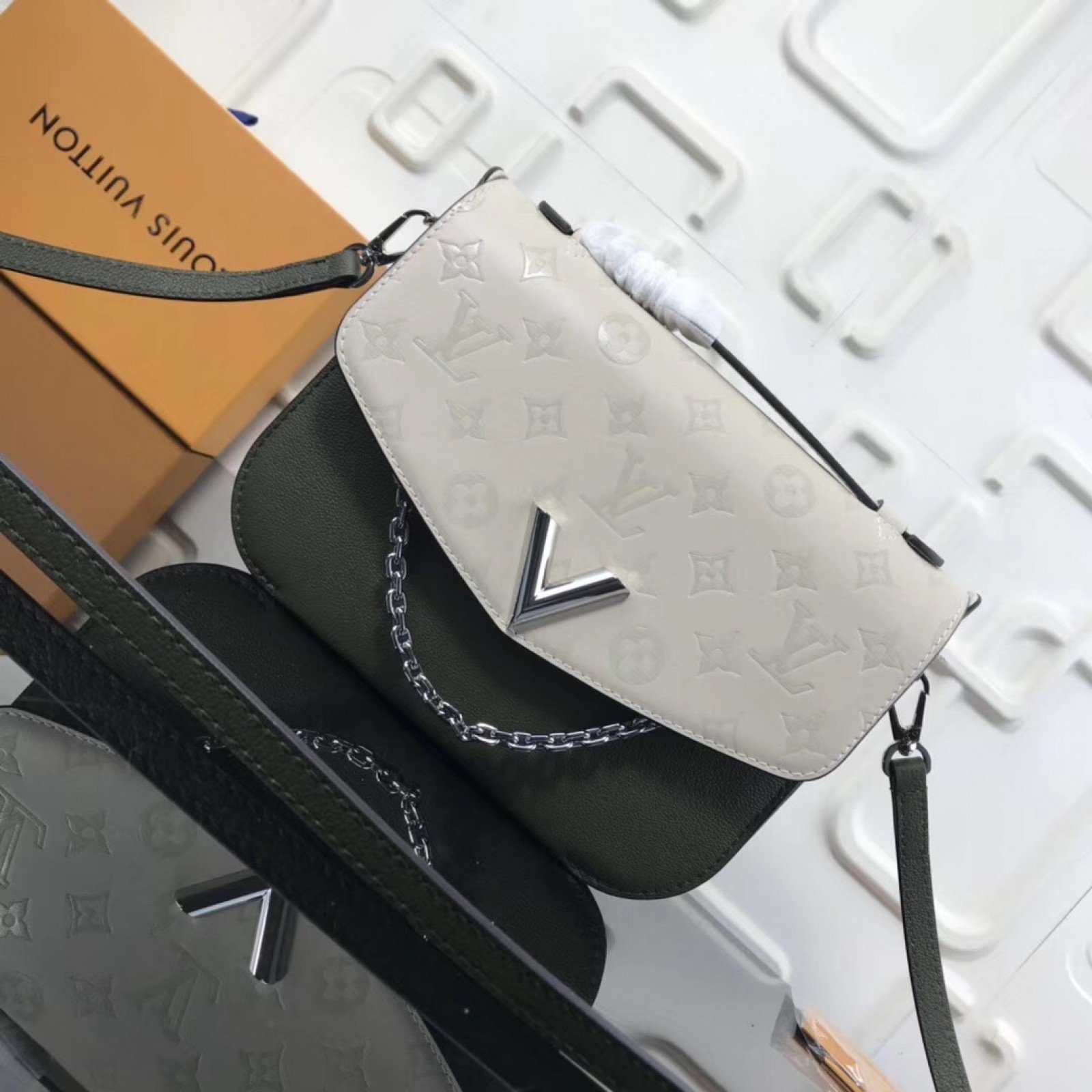 LV VERY MESSENGER BAG M51682