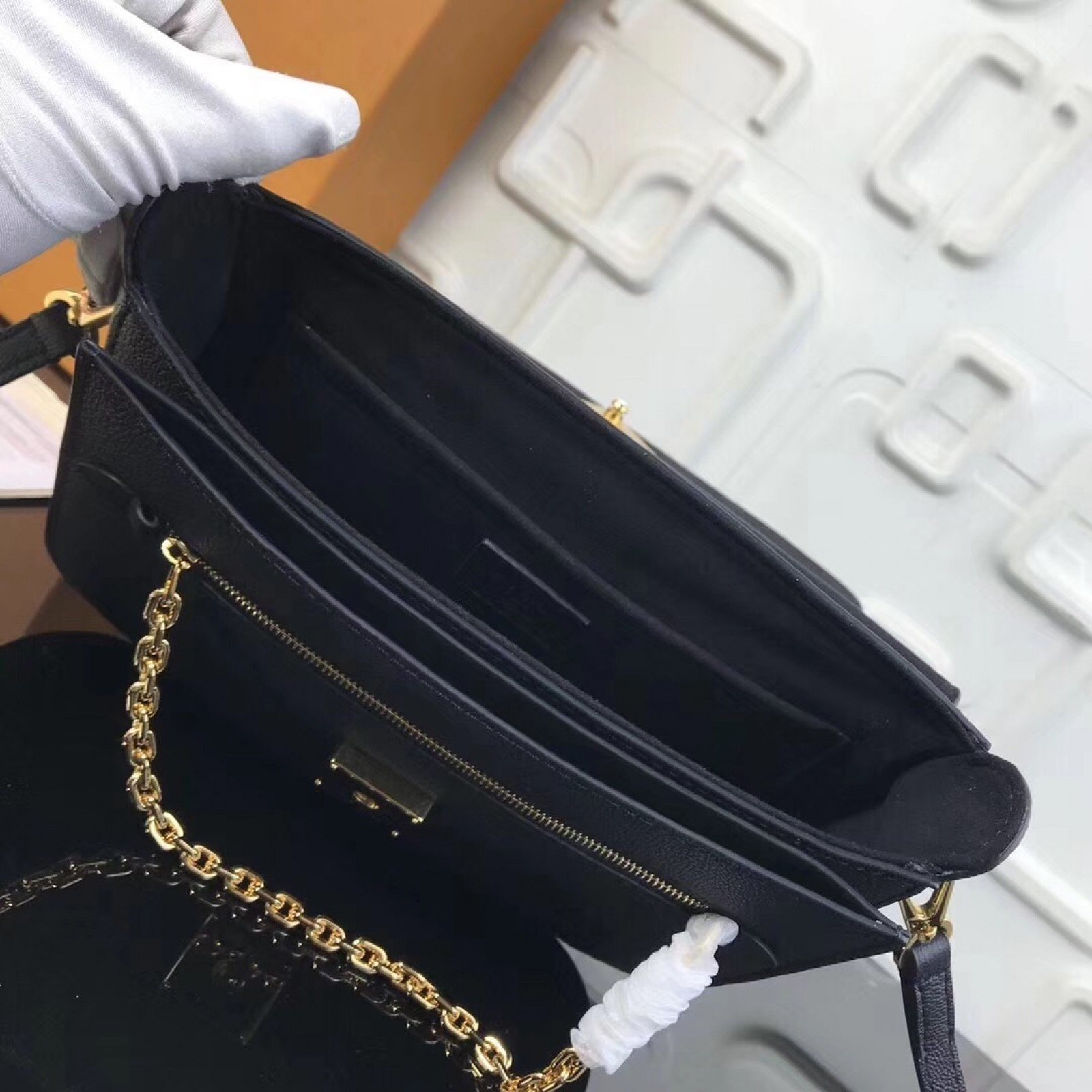 LV VERY MESSENGER BAG M51682