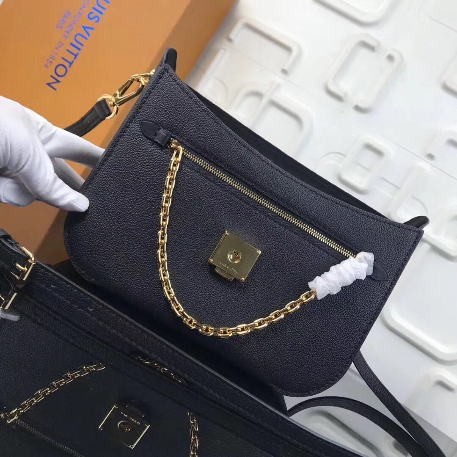 LV VERY MESSENGER BAG M51682