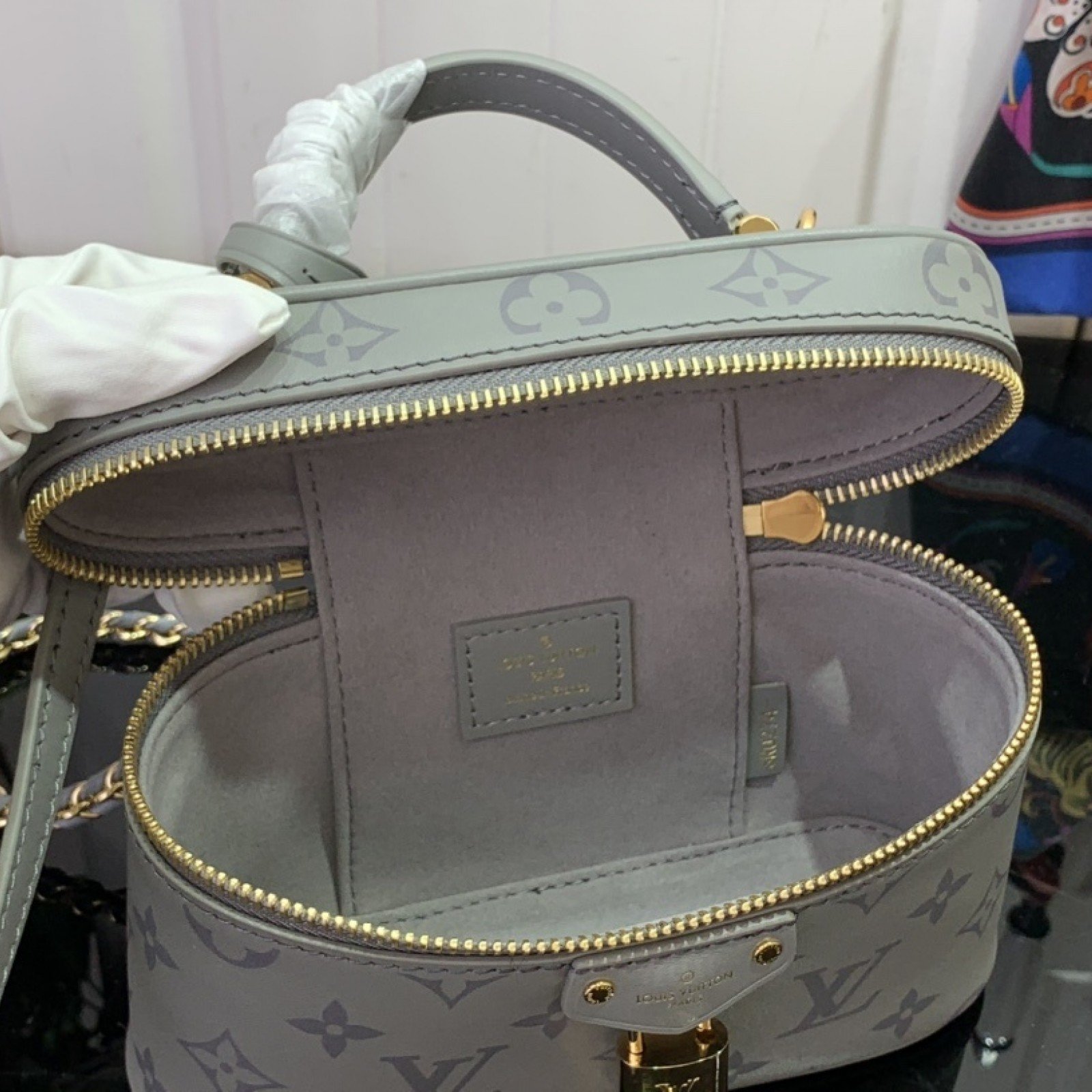 LV Vanity Chain Pouch m12427