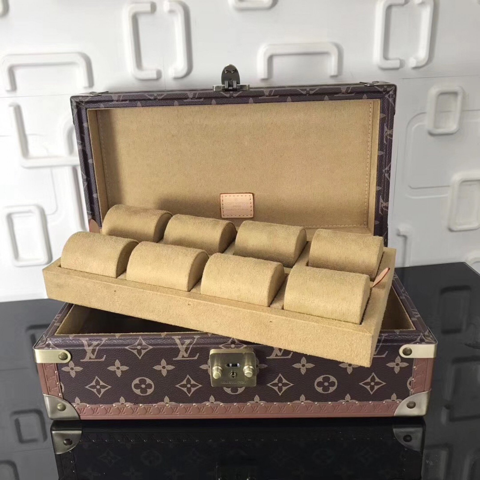LV Wathc Case M47641