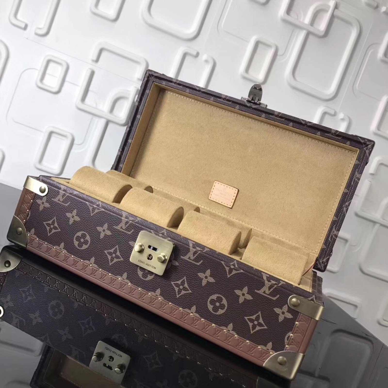 LV Wathc Case M47641