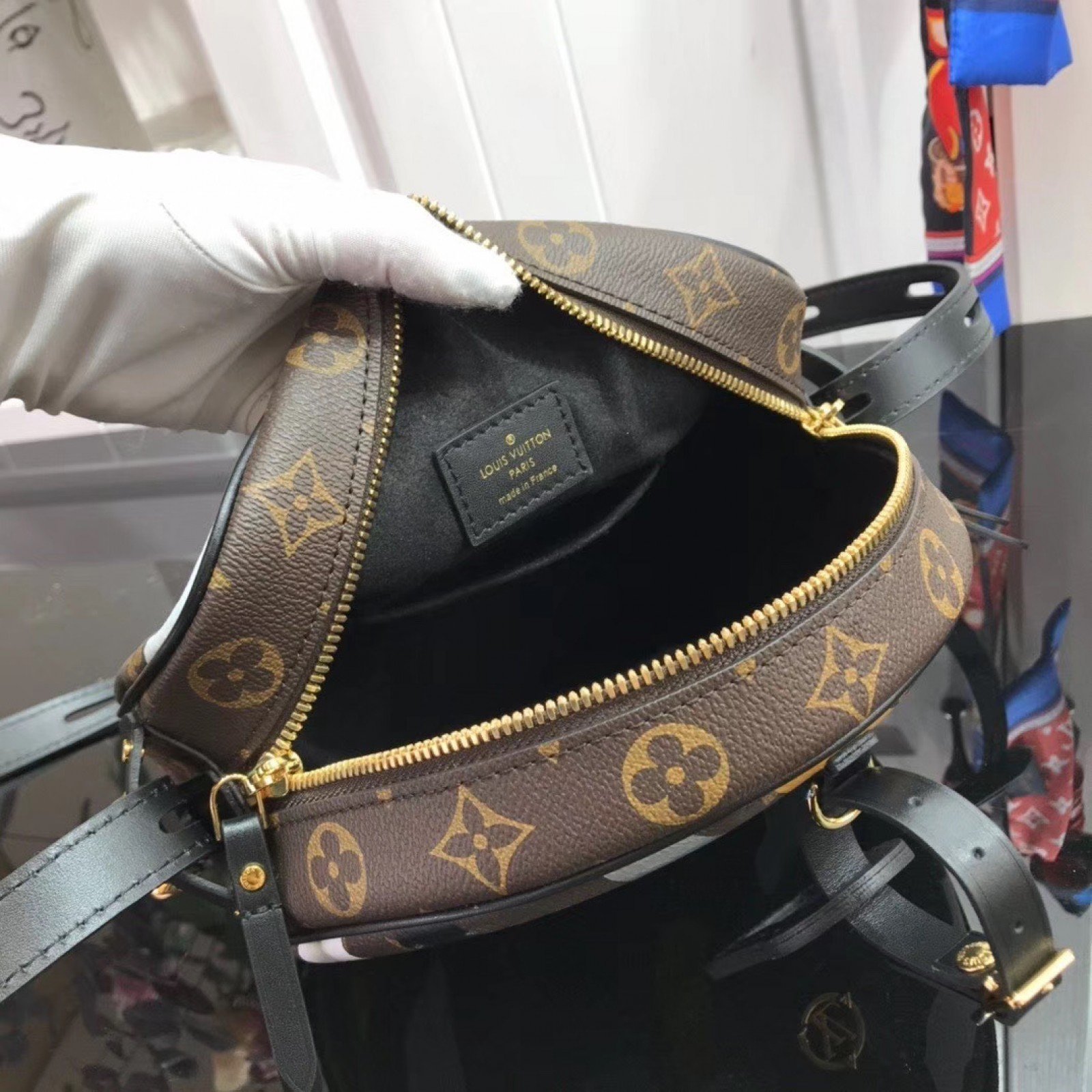 LV XLOL BOITE CHAPEAU SOUPLE M45095