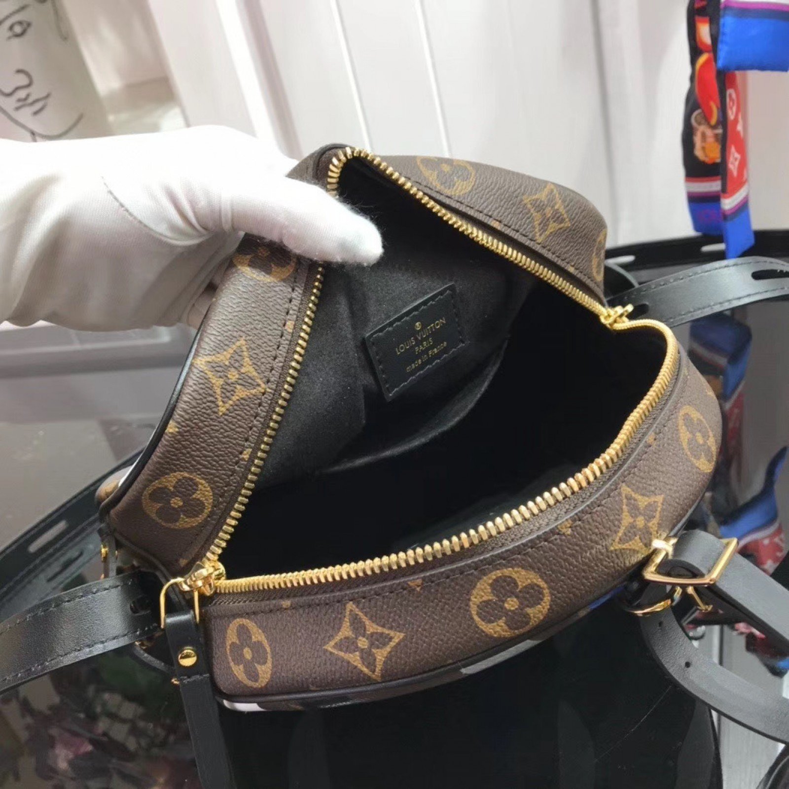 LV XLOL BOITE CHAPEAU SOUPLE M45095