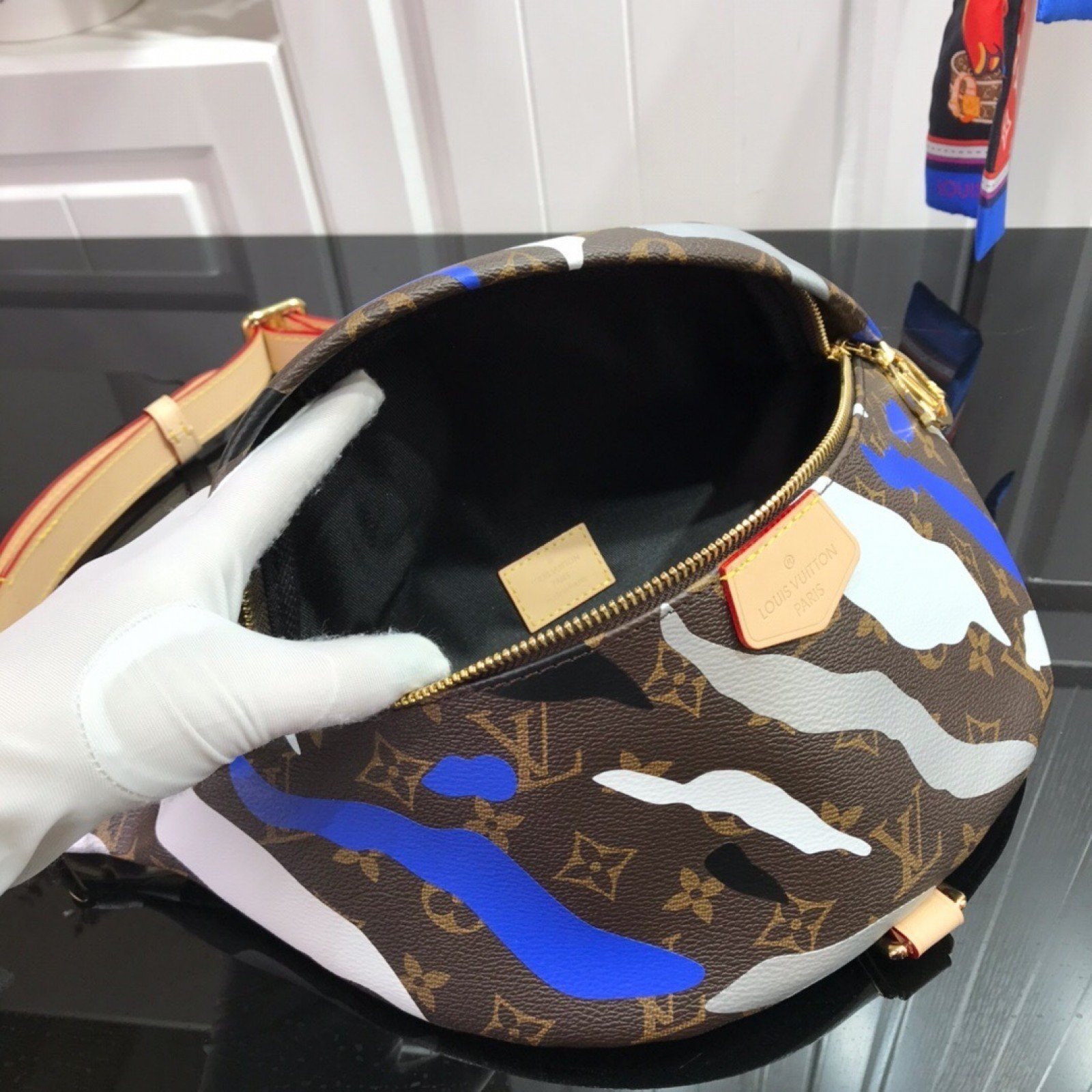 LV XLOL BUMBAG M45106