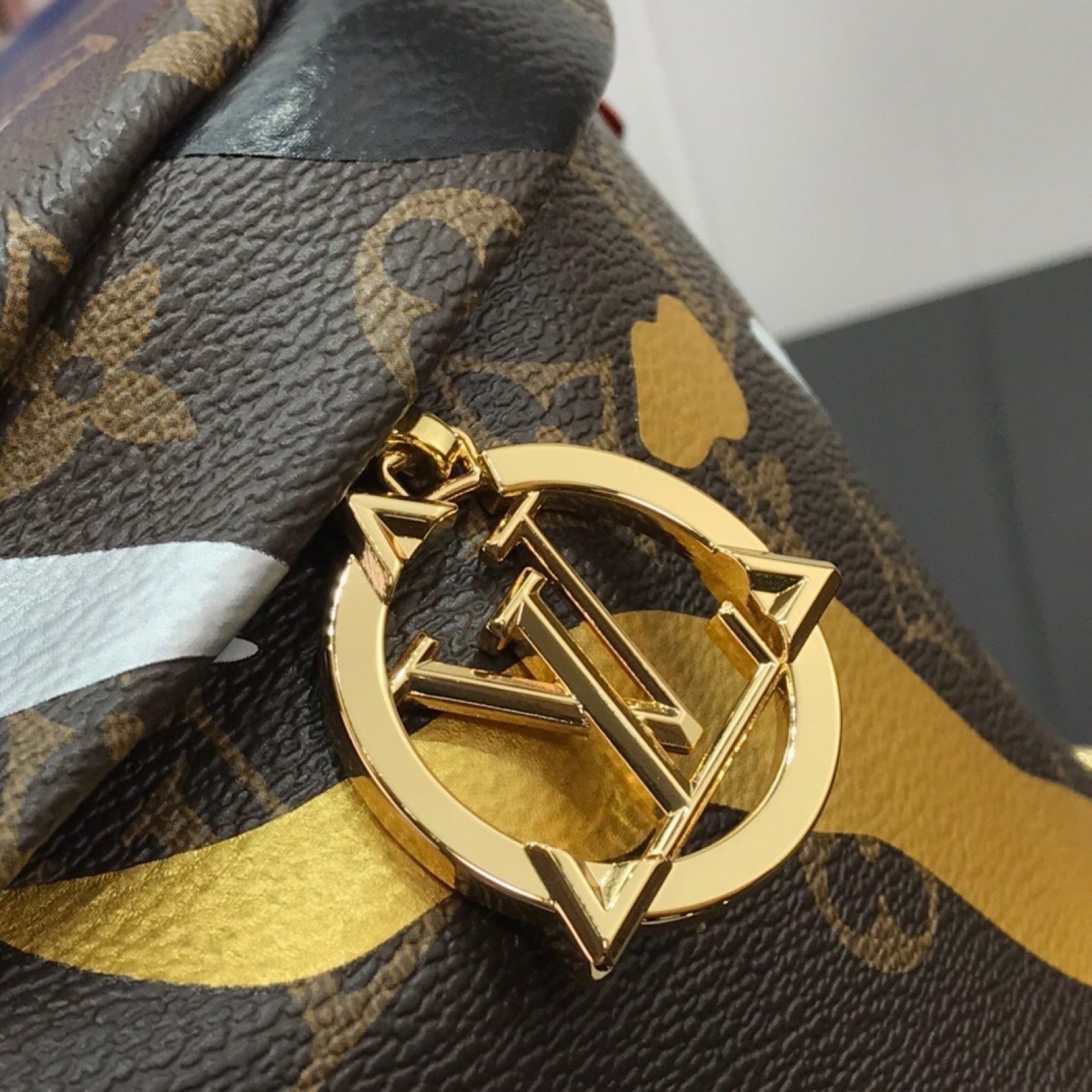 LV XLOL BUMBAG M45106